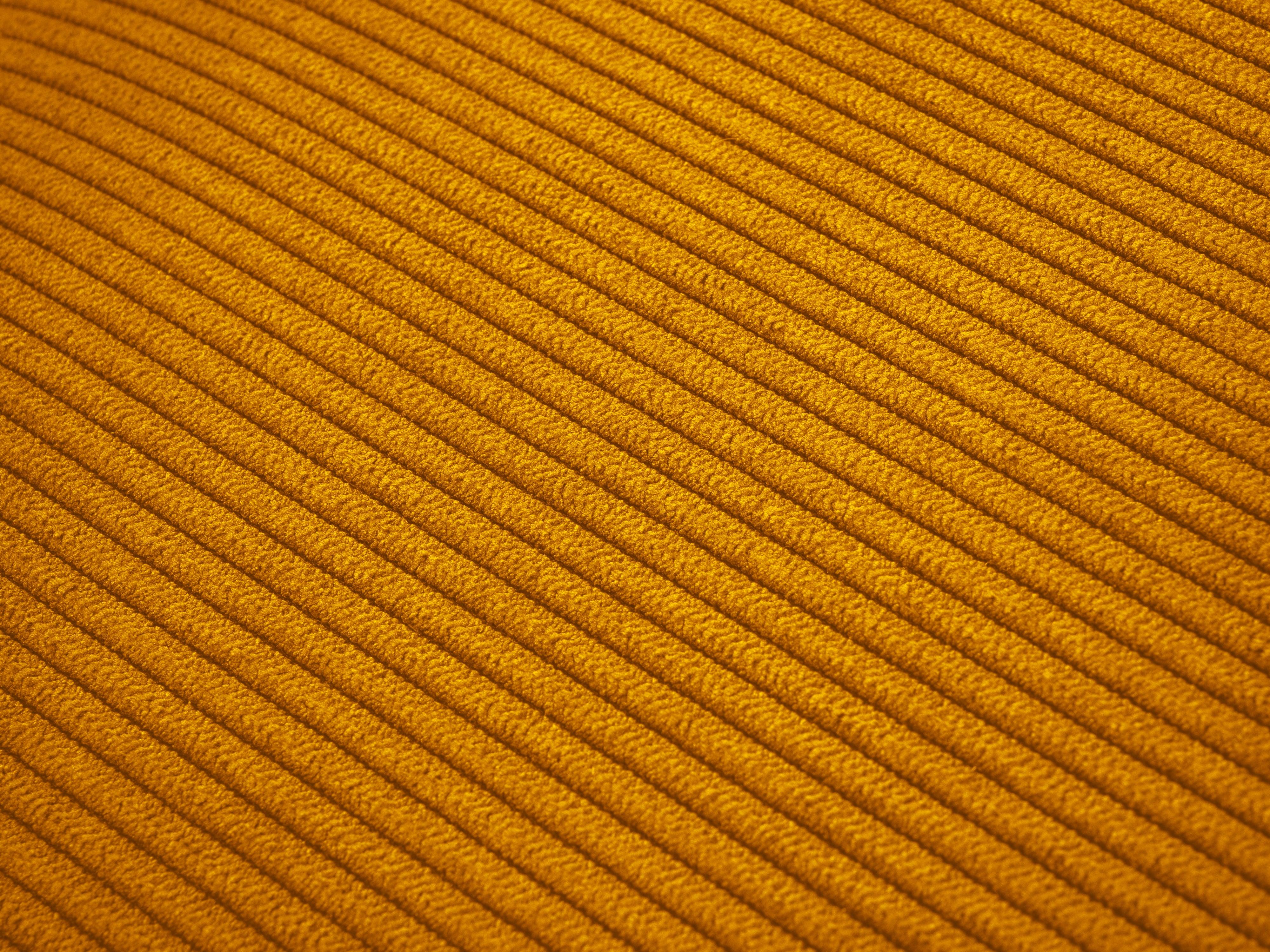 Sofa sztruksowa z funkcją spania CARTADERA musztardowy Mazzini Sofas Eye on Design