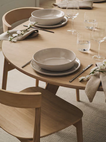 Runder Tisch SOFT MOOD mit Basis aus dunklem Eichenholz