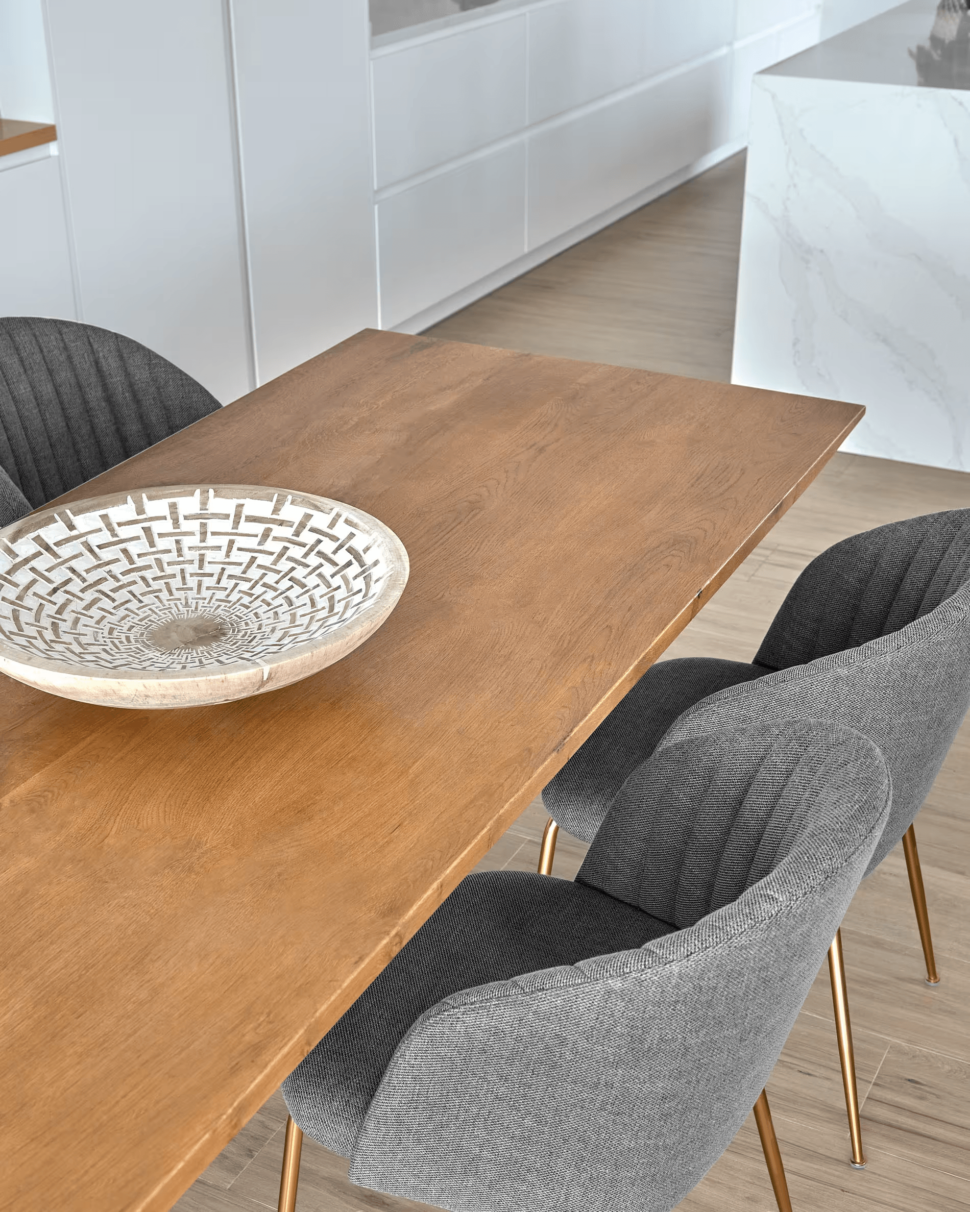 Stół AMETHYST fornir dębowy z postarzanym wykończeniem La Forma Eye on Design