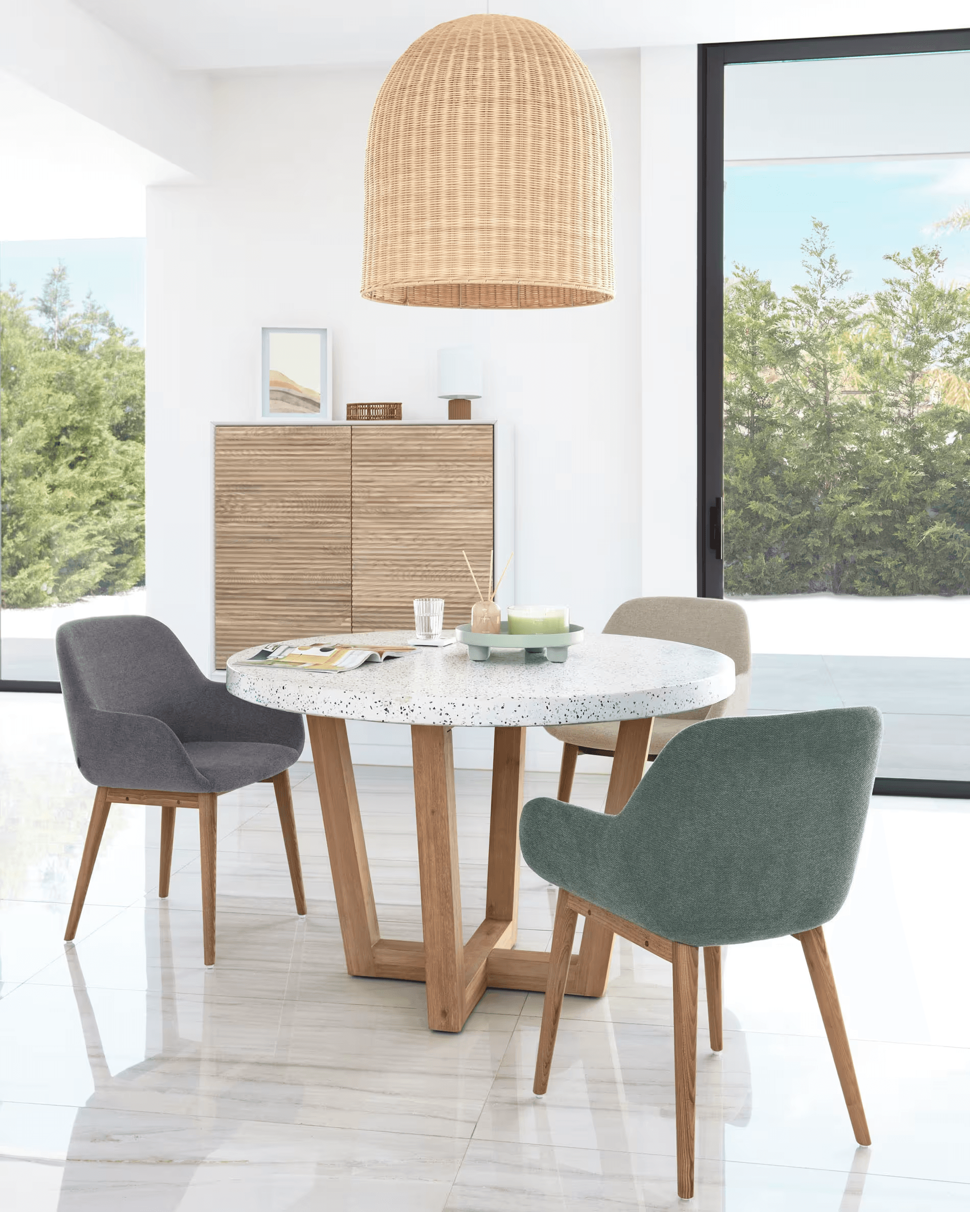 Stół okrągły SHANELLE białe lastryko z drewnianą podstawą La Forma Eye on Design