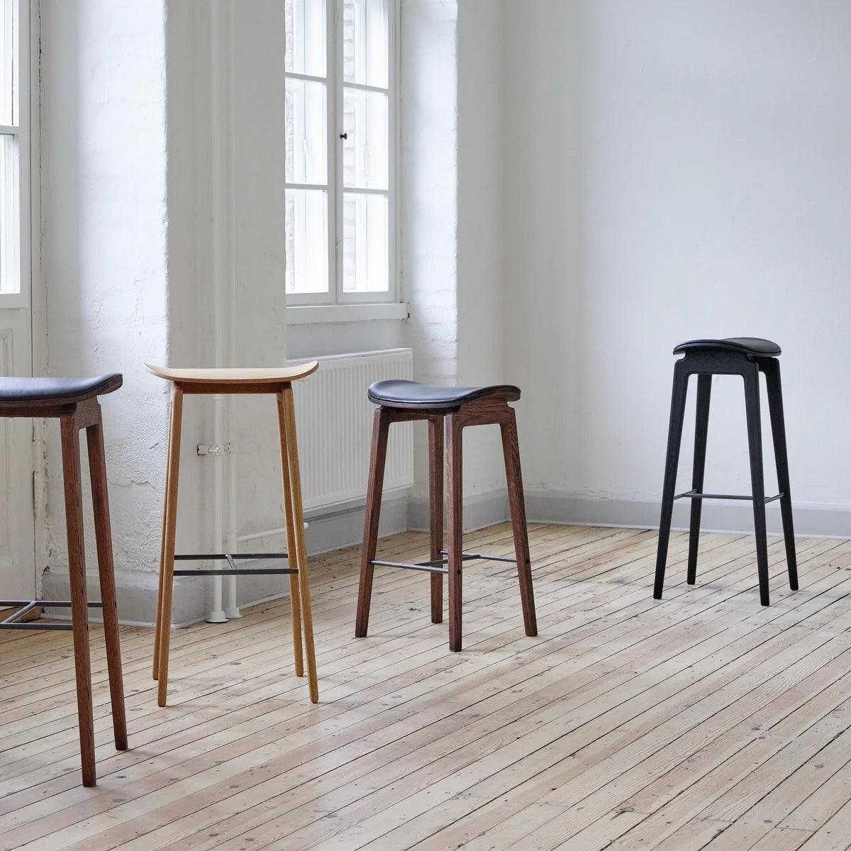 Stołek barowy wyższy NY11 dębowy NORR11 Eye on Design