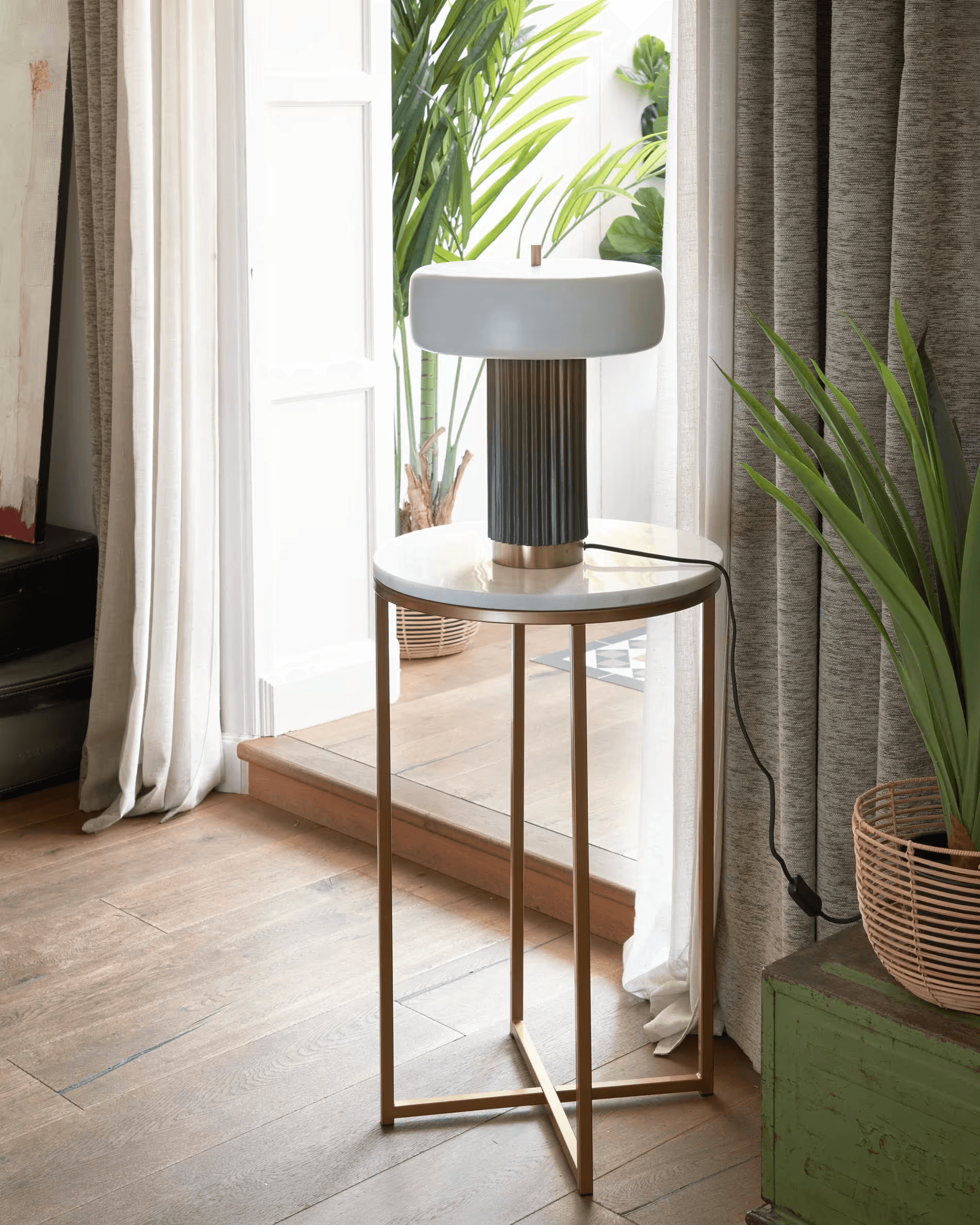 Stolik boczny SHEFFIELD biały marmur ze złotą podstawą La Forma Eye on Design