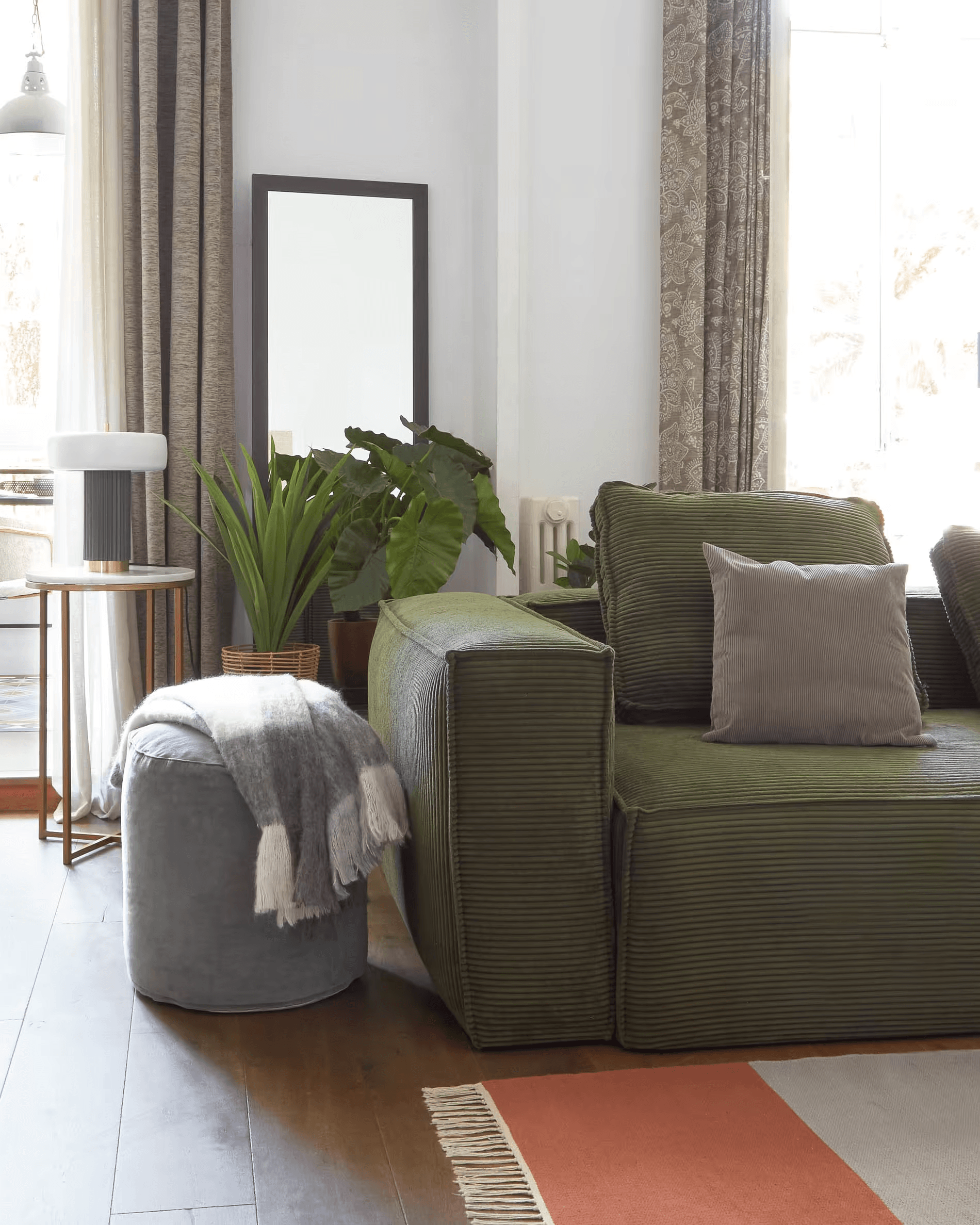 Stolik boczny SHEFFIELD biały marmur ze złotą podstawą La Forma Eye on Design