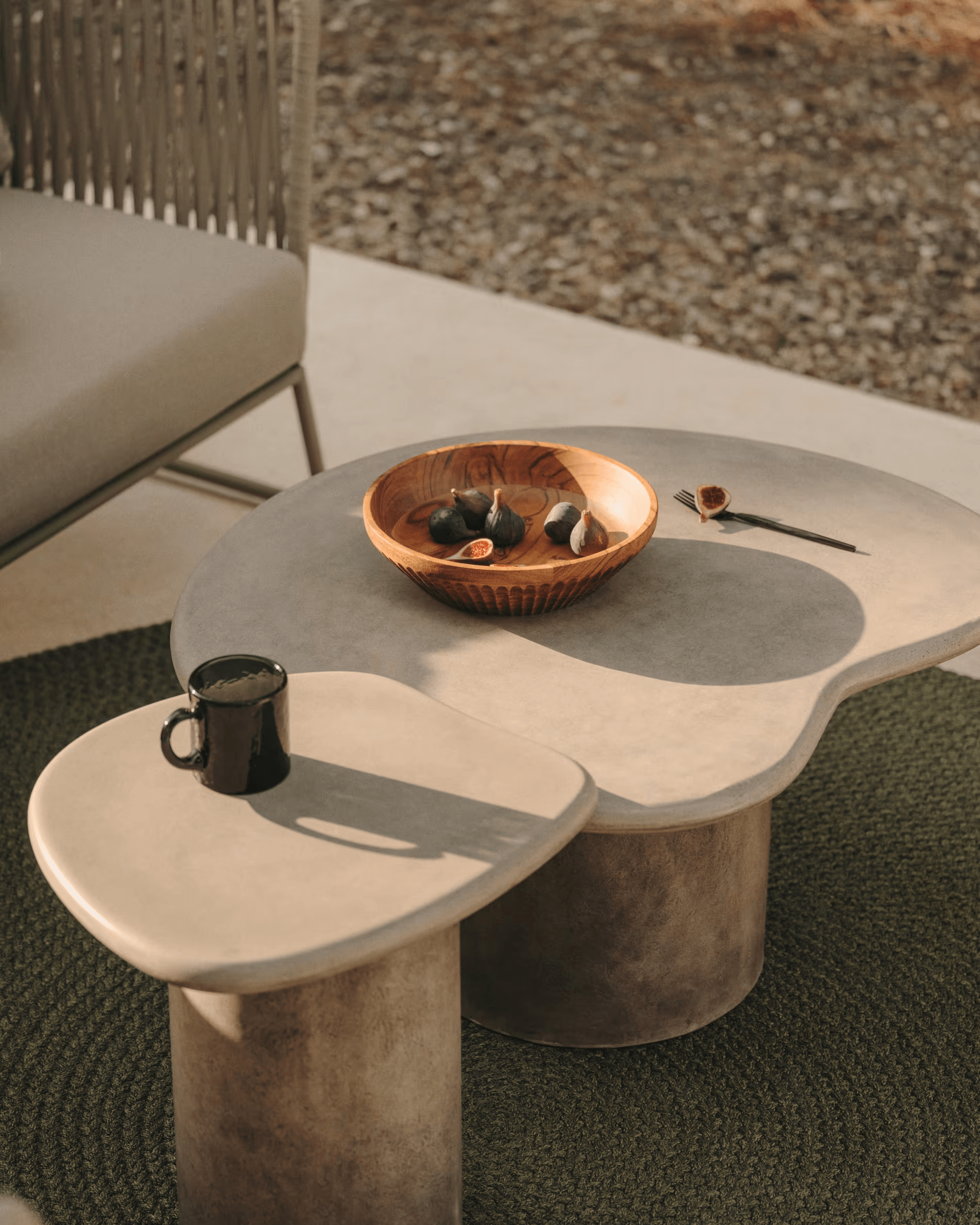 Stolik boczny zewnętrzny MACARELLA szary cement La Forma Eye on Design