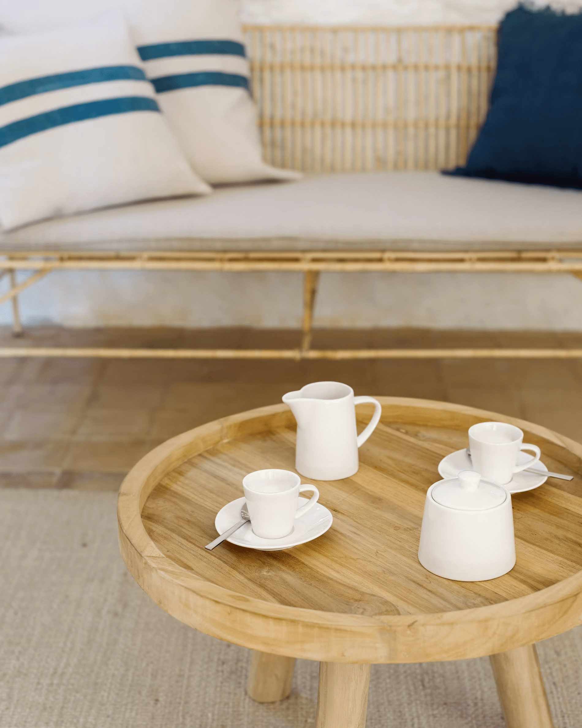 Stolik kawowy GLENDA lite drewno tekowe La Forma Eye on Design