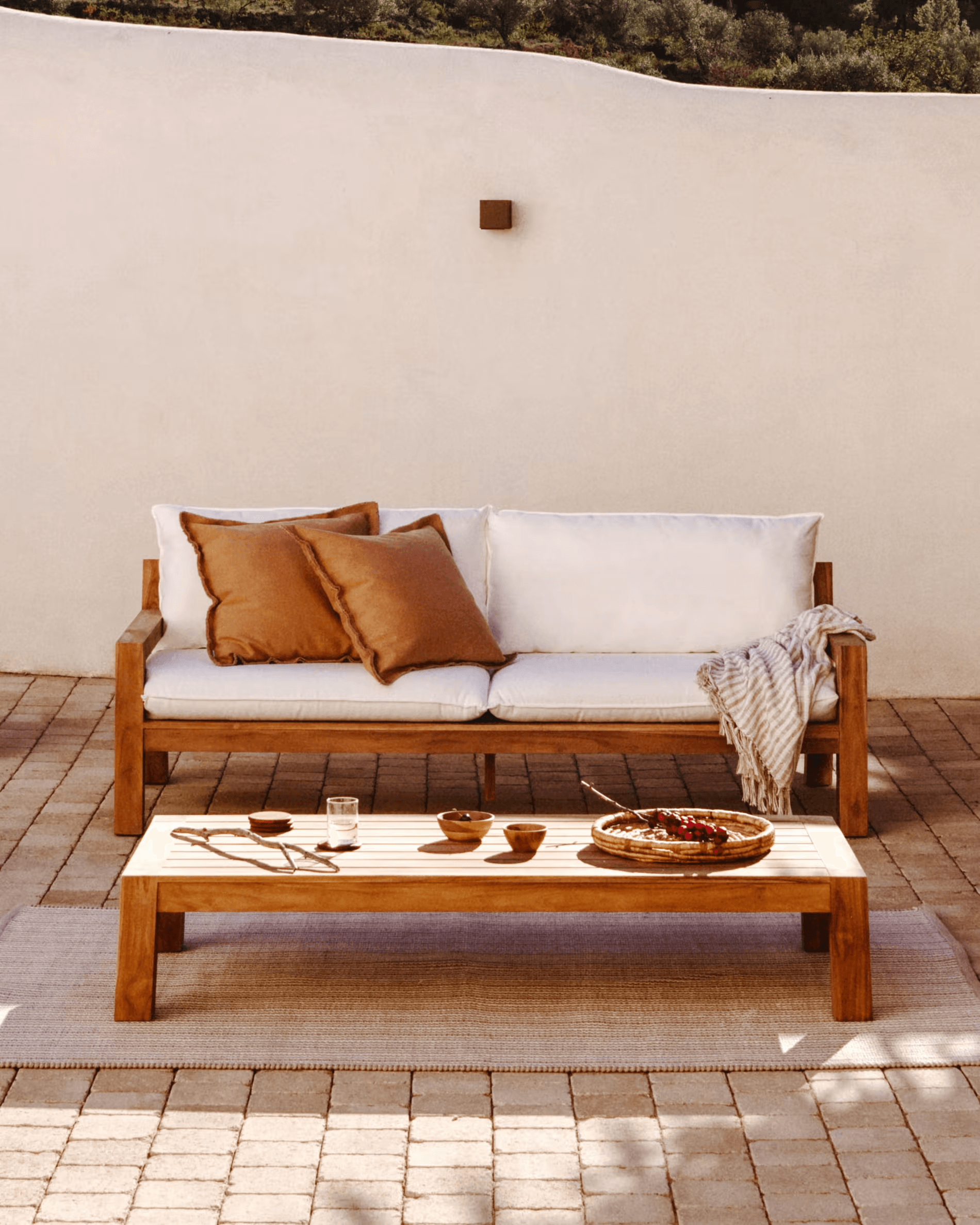 Stolik kawowy ogrodowy FORCANERA lite drewno tekowe La Forma Eye on Design
