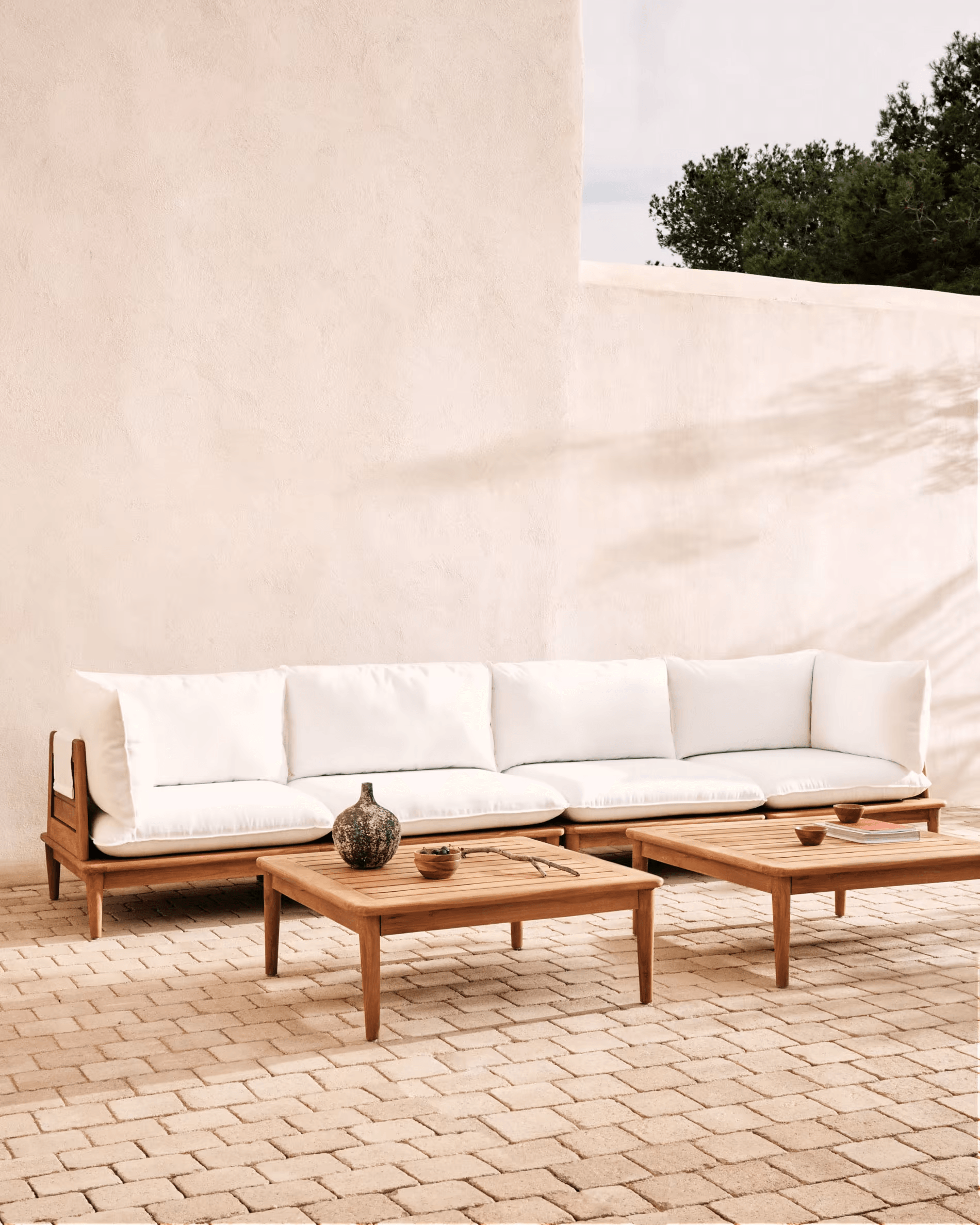 Stolik kawowy ogrodowy PORTITXOL lite drewno tekowe La Forma Eye on Design