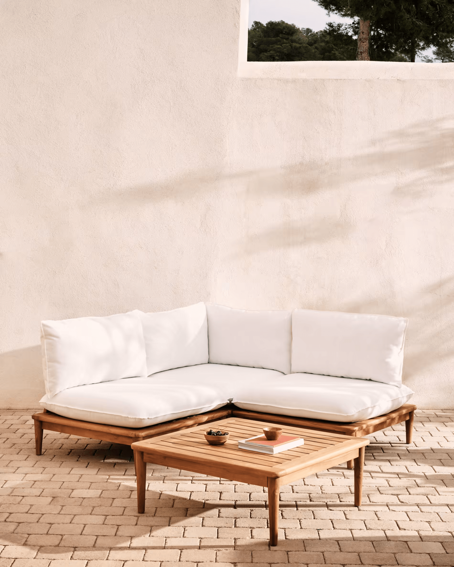 Stolik kawowy ogrodowy PORTITXOL lite drewno tekowe La Forma Eye on Design