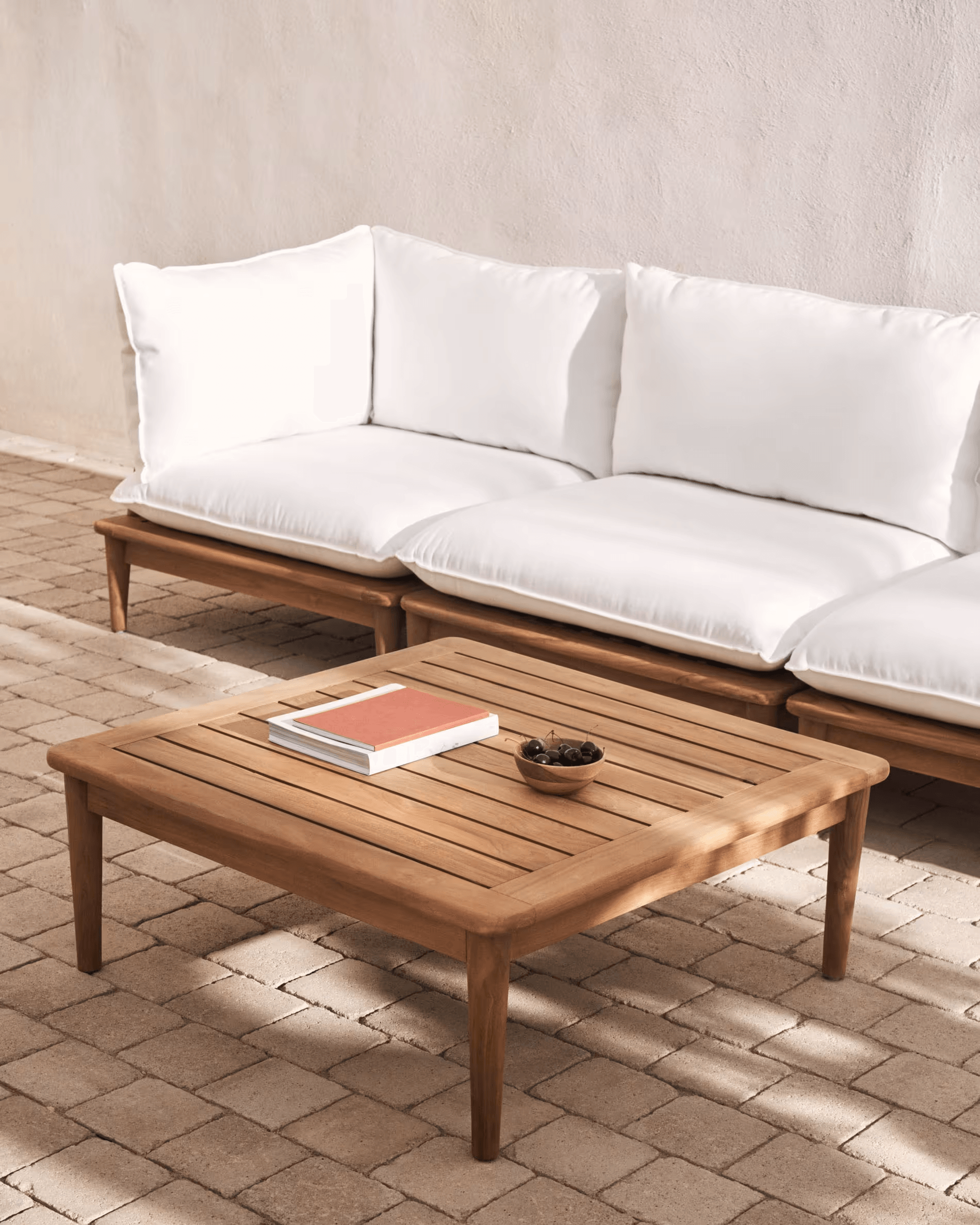 Stolik kawowy ogrodowy PORTITXOL lite drewno tekowe La Forma Eye on Design
