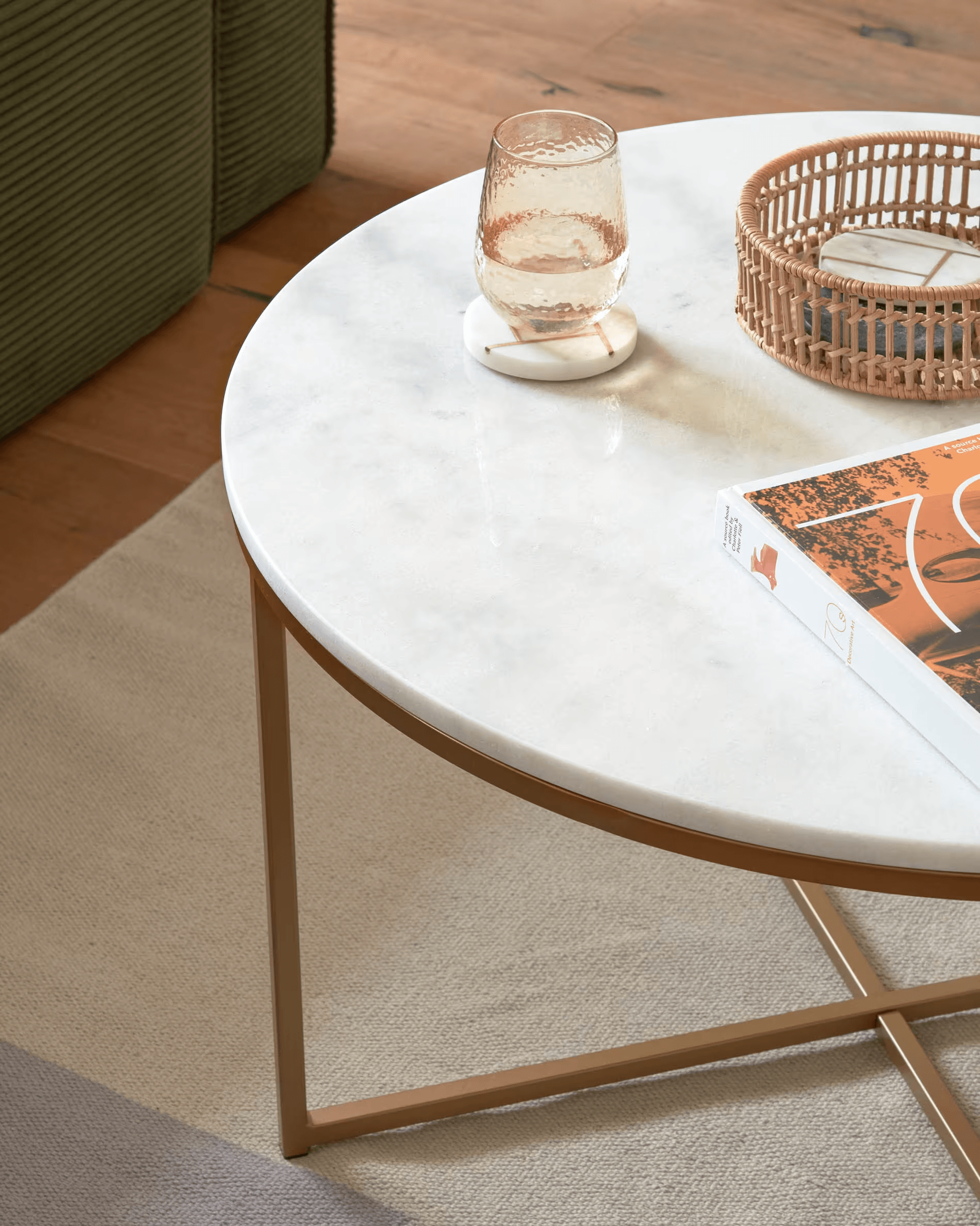 Stolik kawowy SHEFFIELD biały marmur ze złotą podstawą La Forma Eye on Design