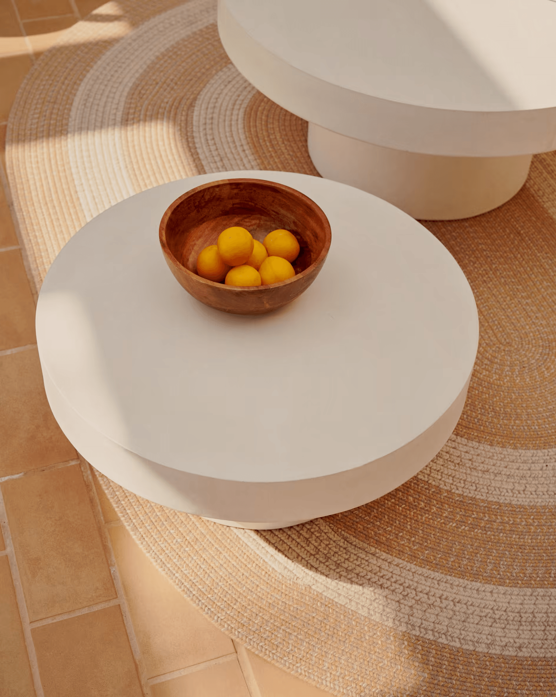 Stolik kawowy z cementu AIGUABLAVA kremowy La Forma Eye on Design