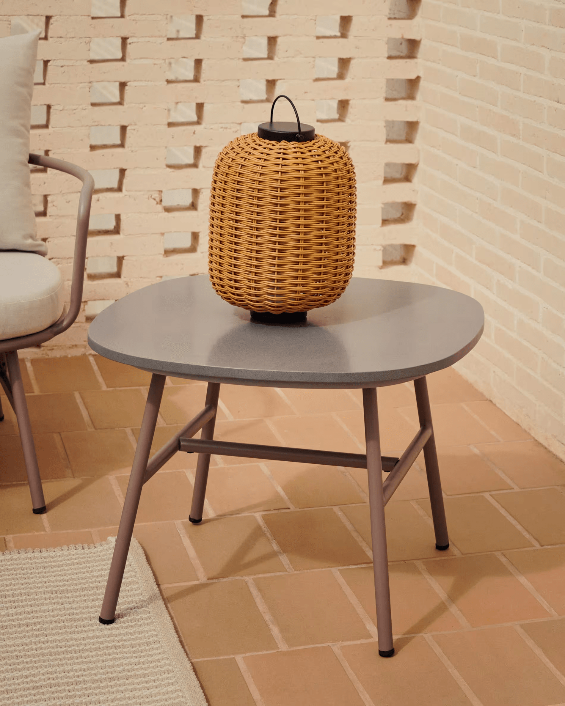 Stolik pomocniczy ogrodowy BRAMANT fioletowy La Forma Eye on Design