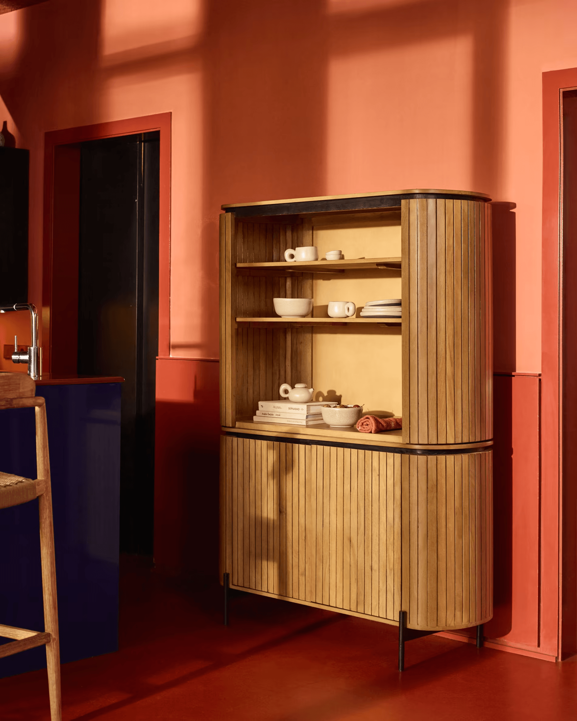 Szafka wysoka LICIA lite drewno mango La Forma Eye on Design