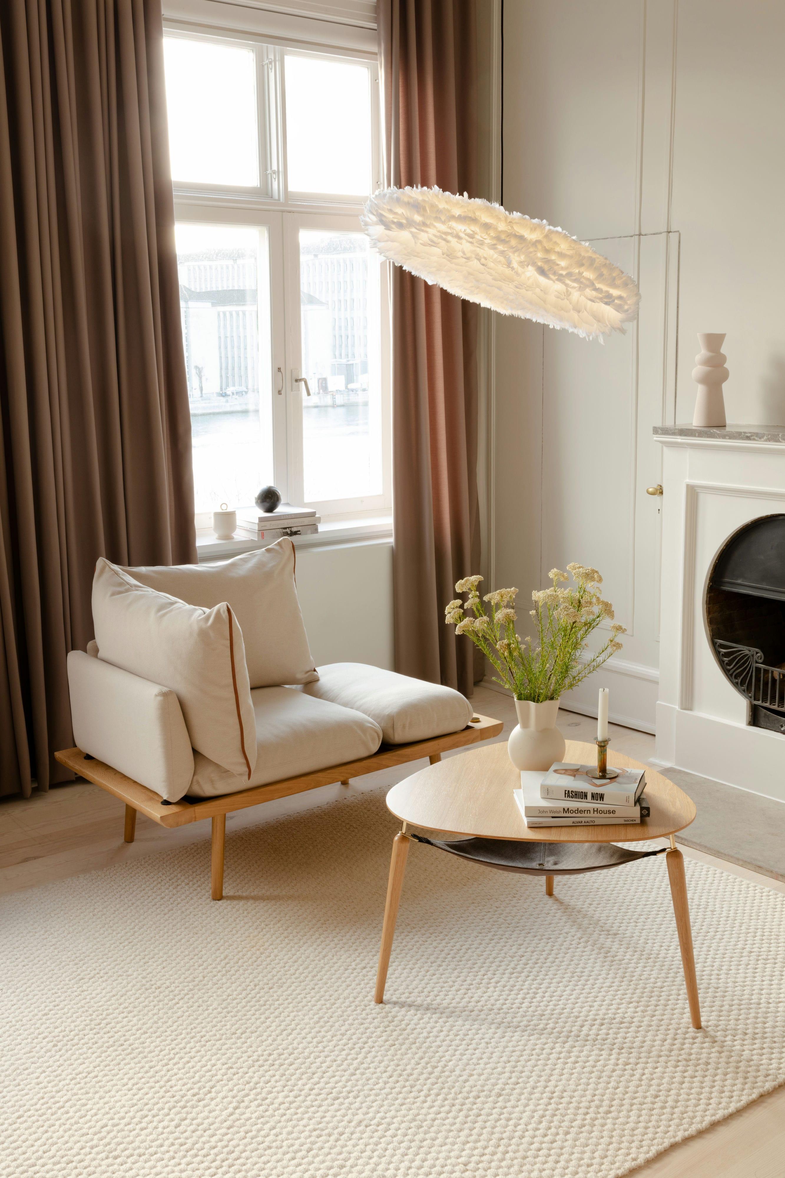 Szezlong LOUNGE AROUND baby blue z ciemno dębową podstawą UMAGE Eye on Design