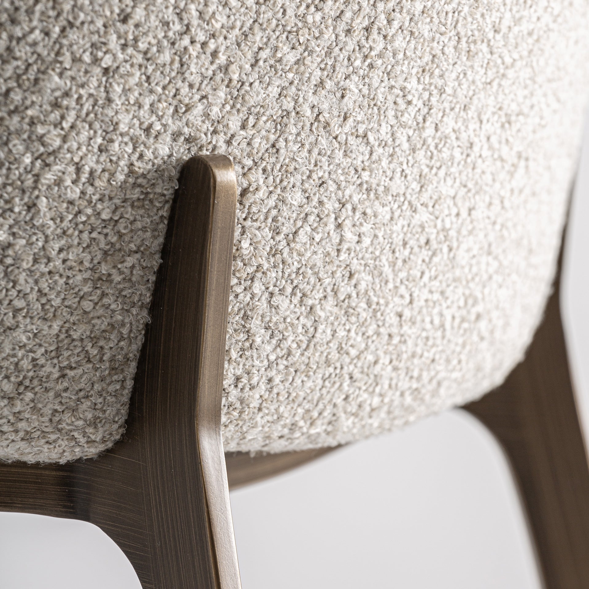 Barhocker GERB beige mit gebürstetem goldenen Fuß
