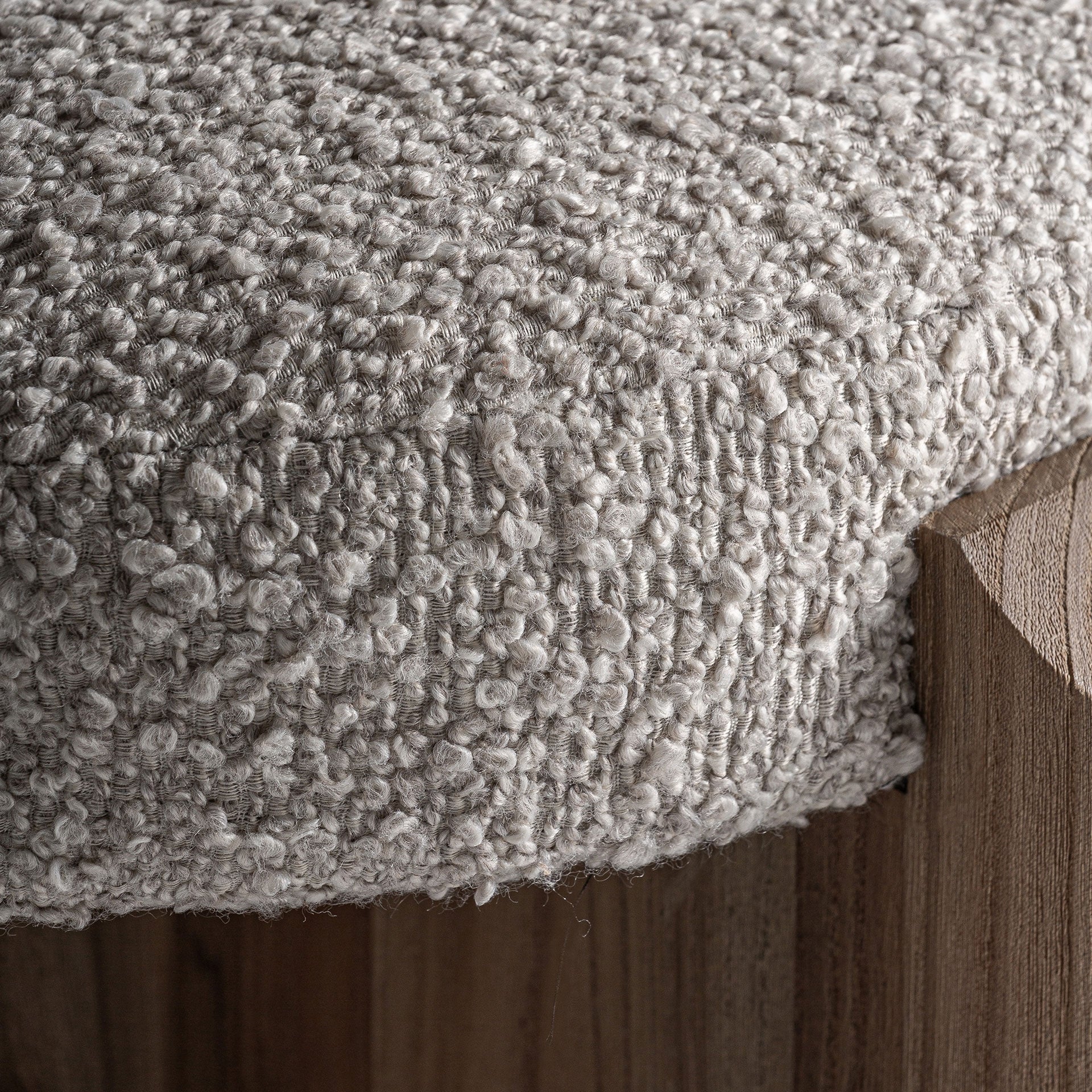 Hocker JACQUARD aus Weidenholz mit beigem Sitzkissen