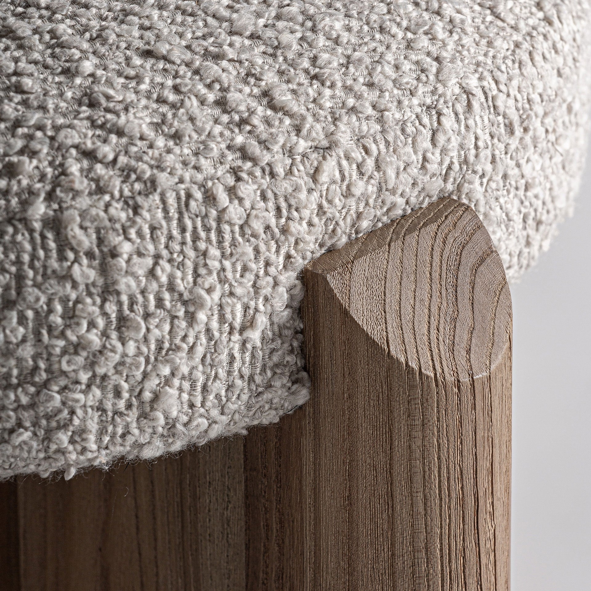 Hocker JACQUARD aus Weidenholz mit beigem Sitzkissen