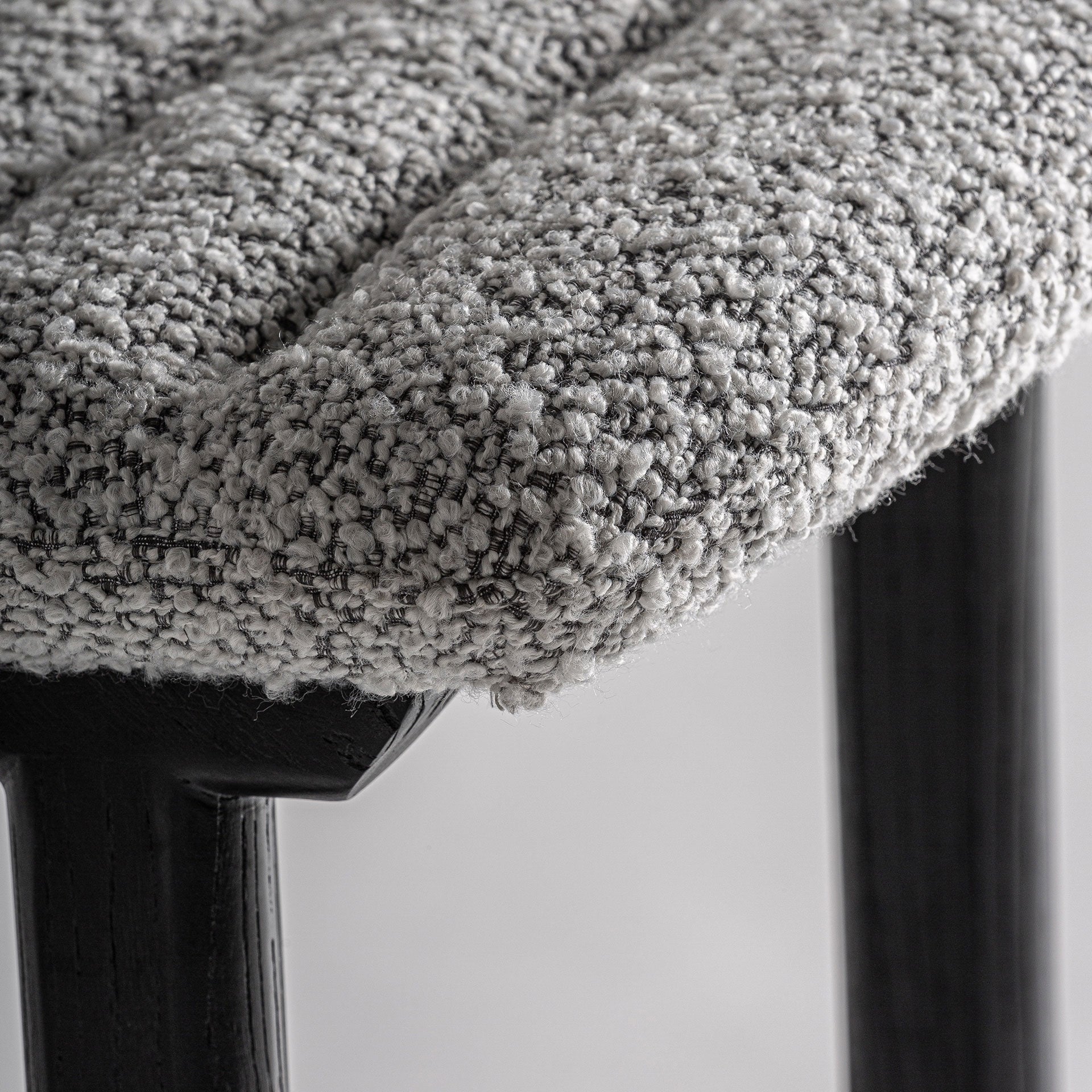 Barhocker JACQUARD grau mit schwarzem Rattanfuß