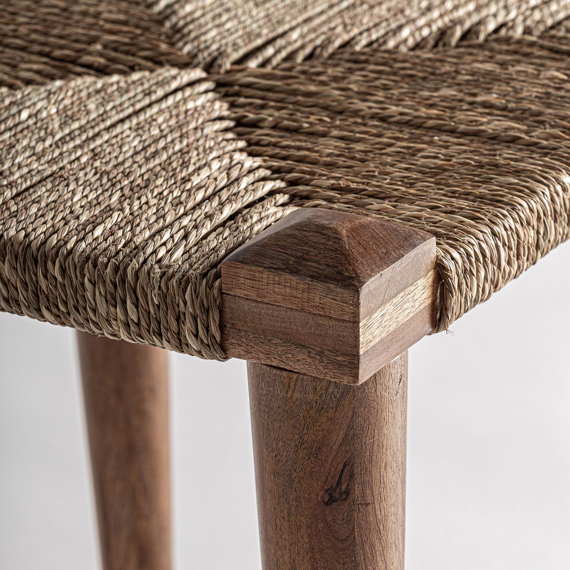Hocker KAAJI aus Mangoholz mit Jutekissen