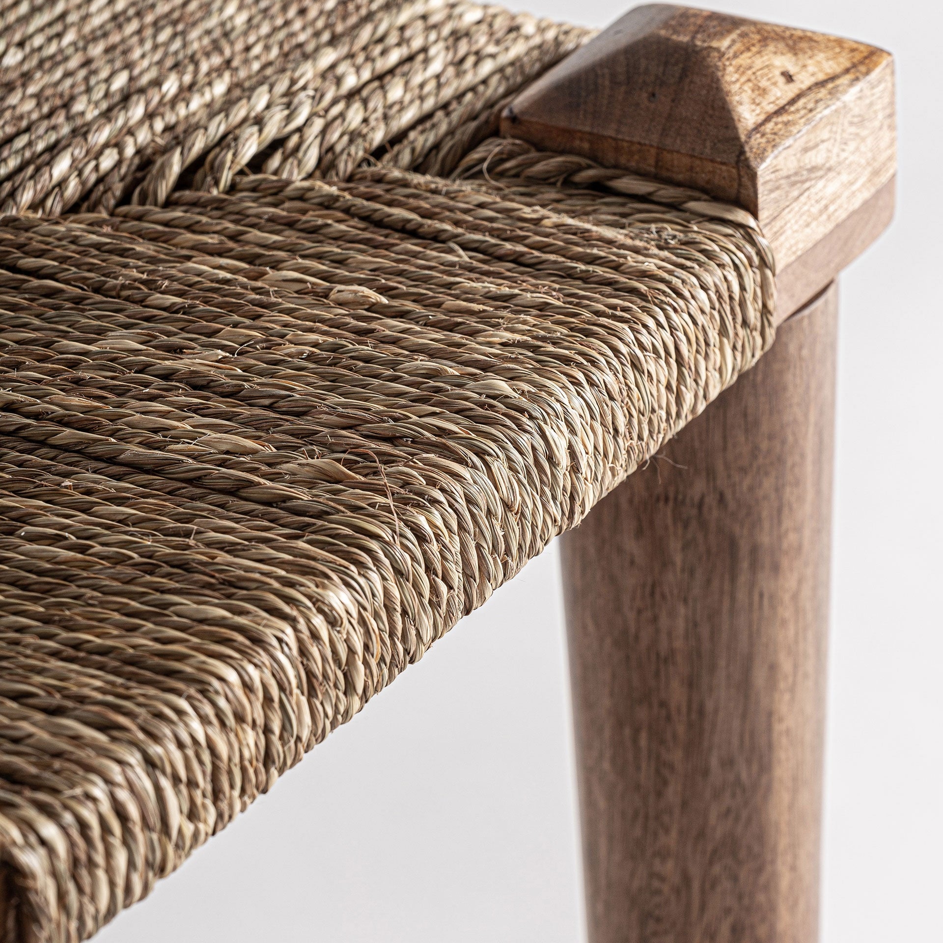 Hocker KAAJI aus Mangoholz mit Jutekissen