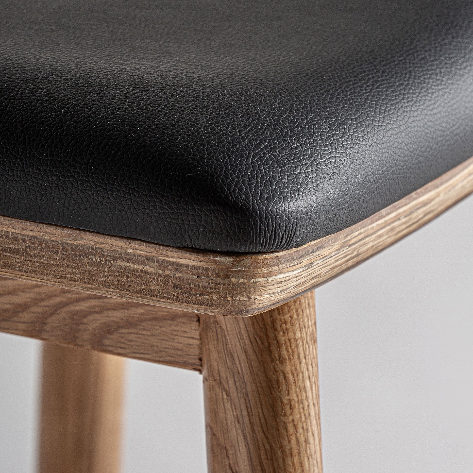 Barhocker MARCIAC aus Eichenholz mit schwarzem Kunstleder