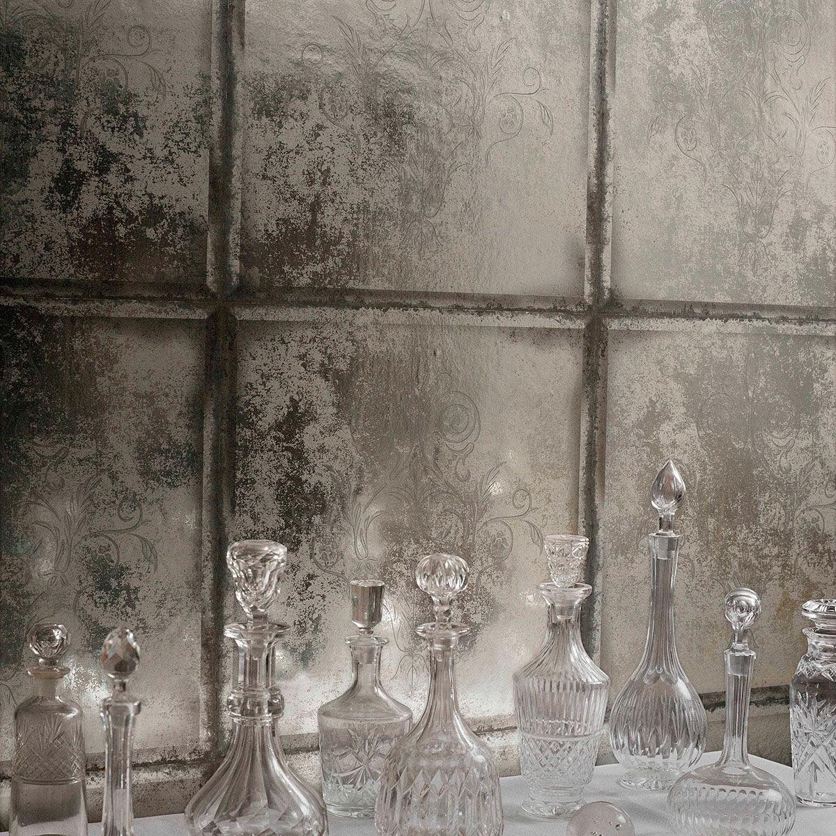 Metalltapete, die ein facettiertes Spiegelbild mit Ornamenten imitiert ALBEMARLE - Goldene Albery mit Folie
