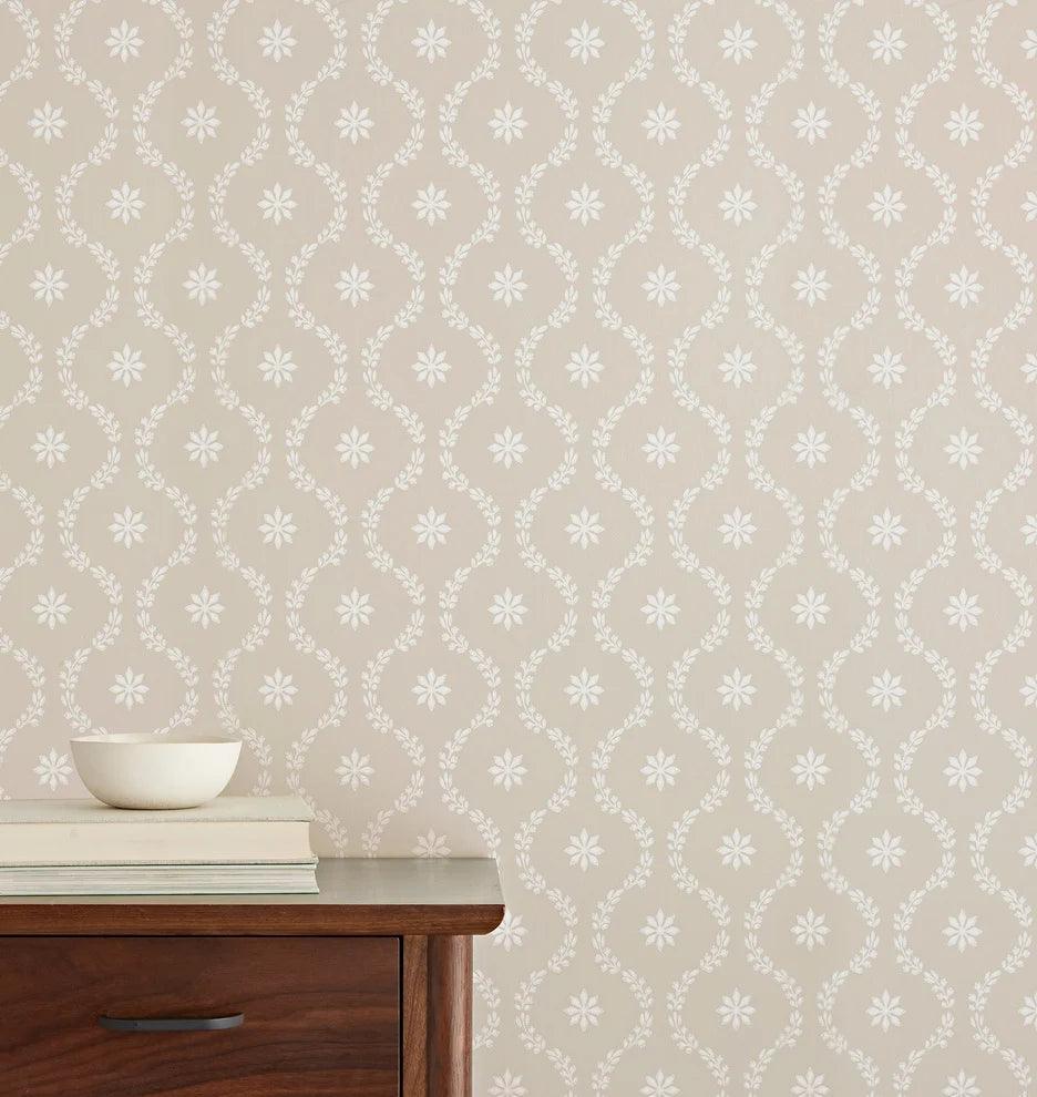 Geometric wallpaper with a plant motif and ogee pattern ARCHIVE TRADITIONAL - Clandon metallic gold on navy