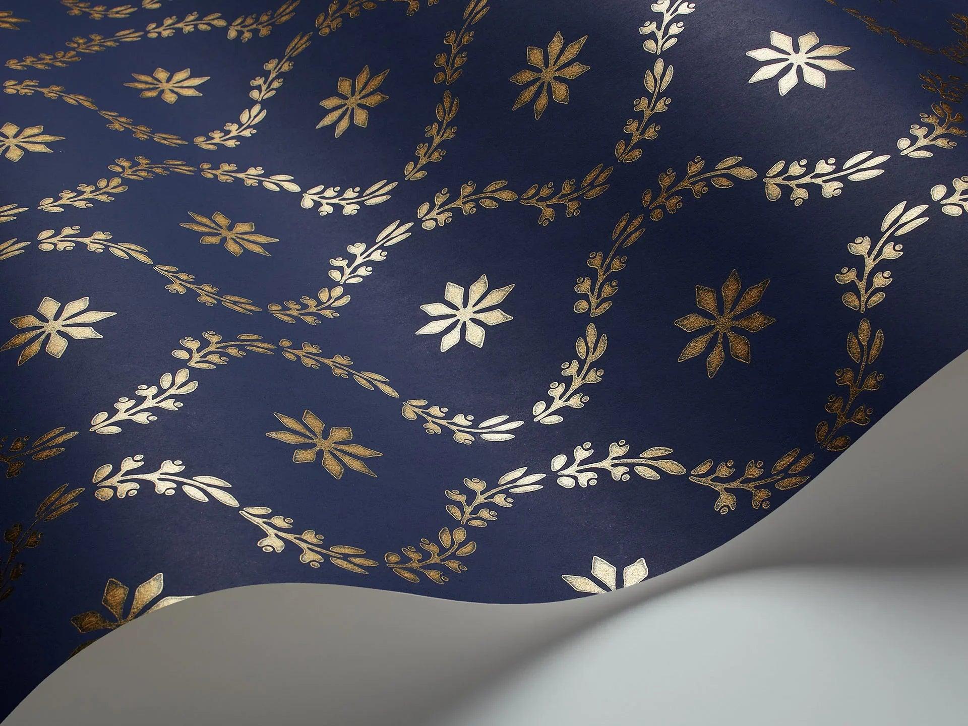 Tapeta ARCHIVE TRADITIONAL - Clandon metaliczne złoto na granacie Cole & Son Eye on Design