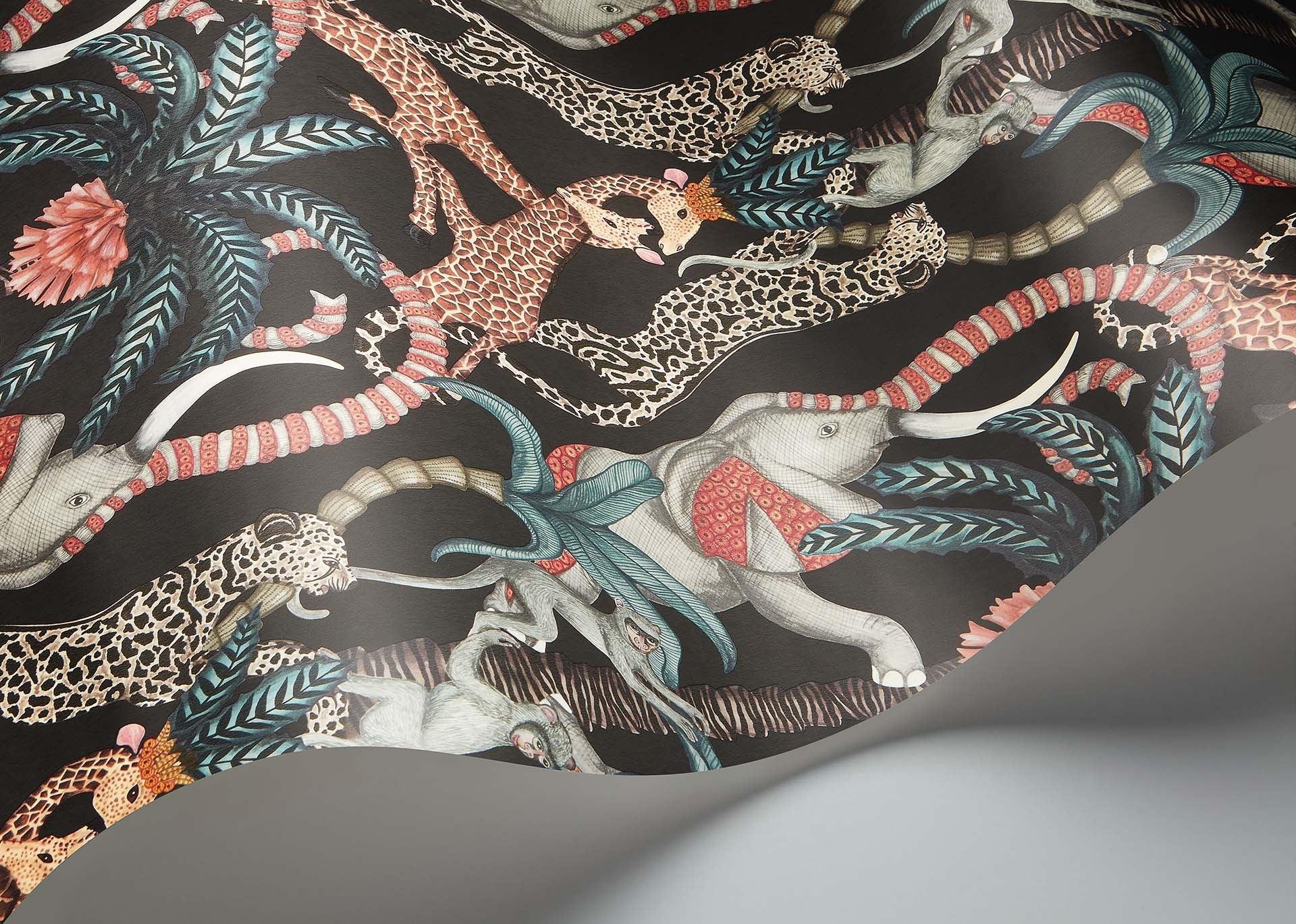 Tapeta ARDMORE JABULA - Safari Totem turkus na czarnym Cole & Son Eye on Design