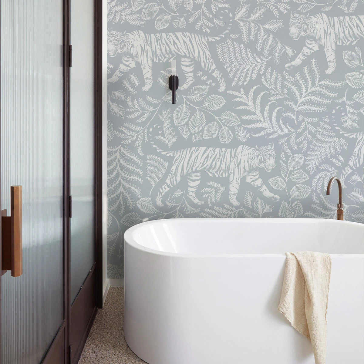 Vlies-Tapete mit tierischem Motiv CAMOUFLAGED TIGER BLAU