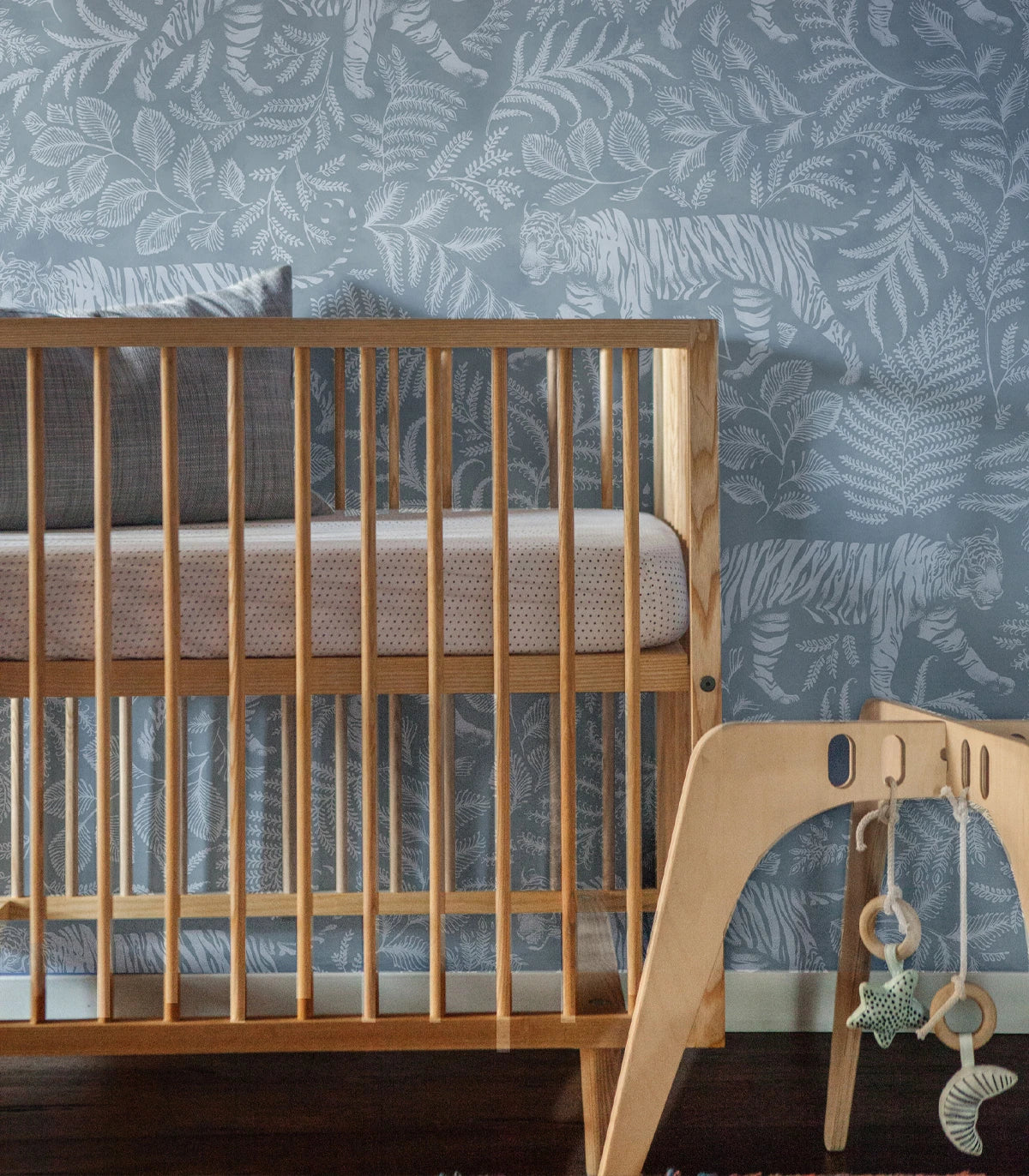 Vlies-Tapete mit tierischem Motiv CAMOUFLAGED TIGER BLAU