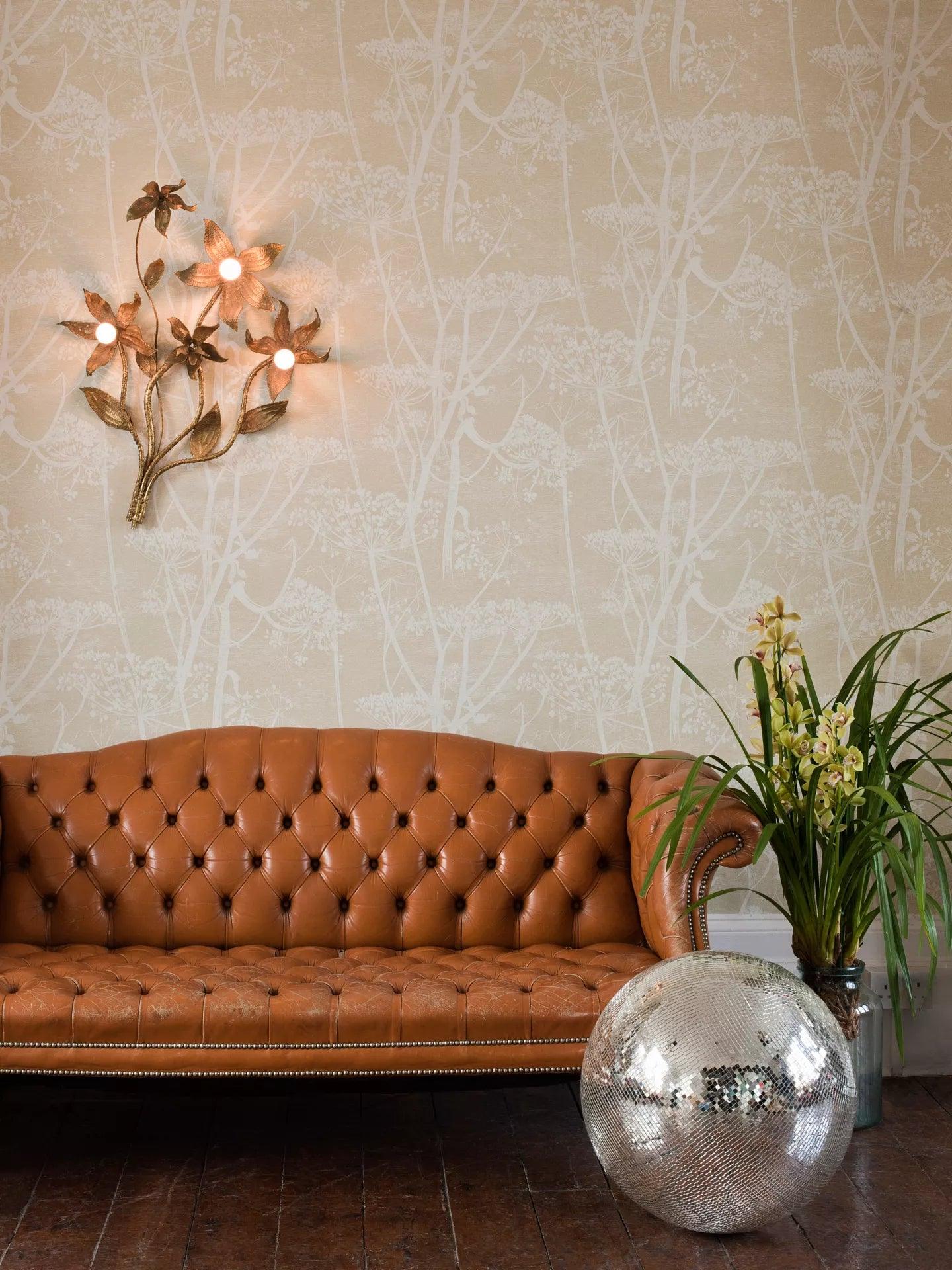 Wallpaper with a plant motif of cow parsley CONTEMPORARY COLLECTION - Metallic Gold