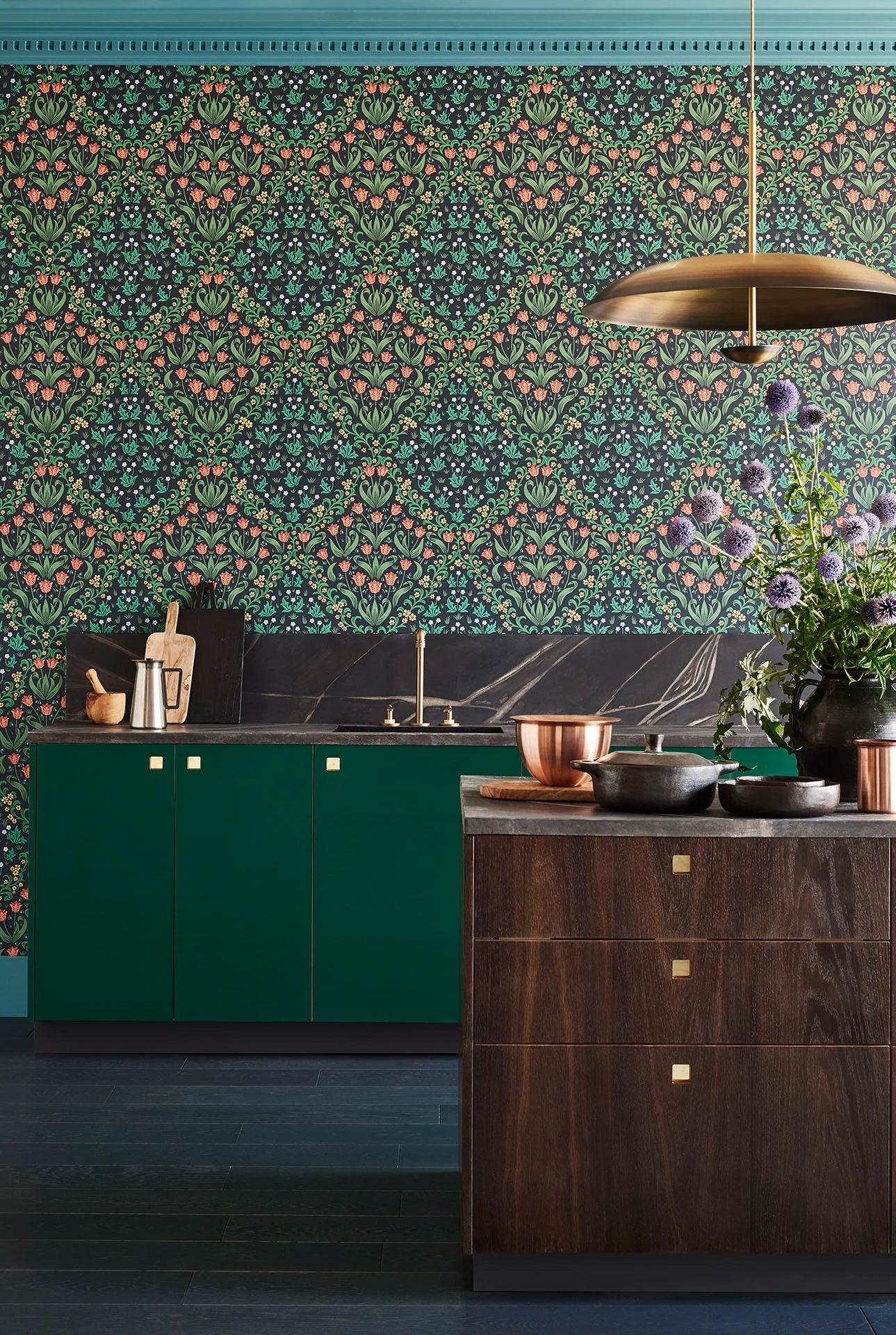 Tapete mit pflanzlichem Motiv aus Blättern und Blumen HRP GREAT MASTERS - Tudor Garten blau