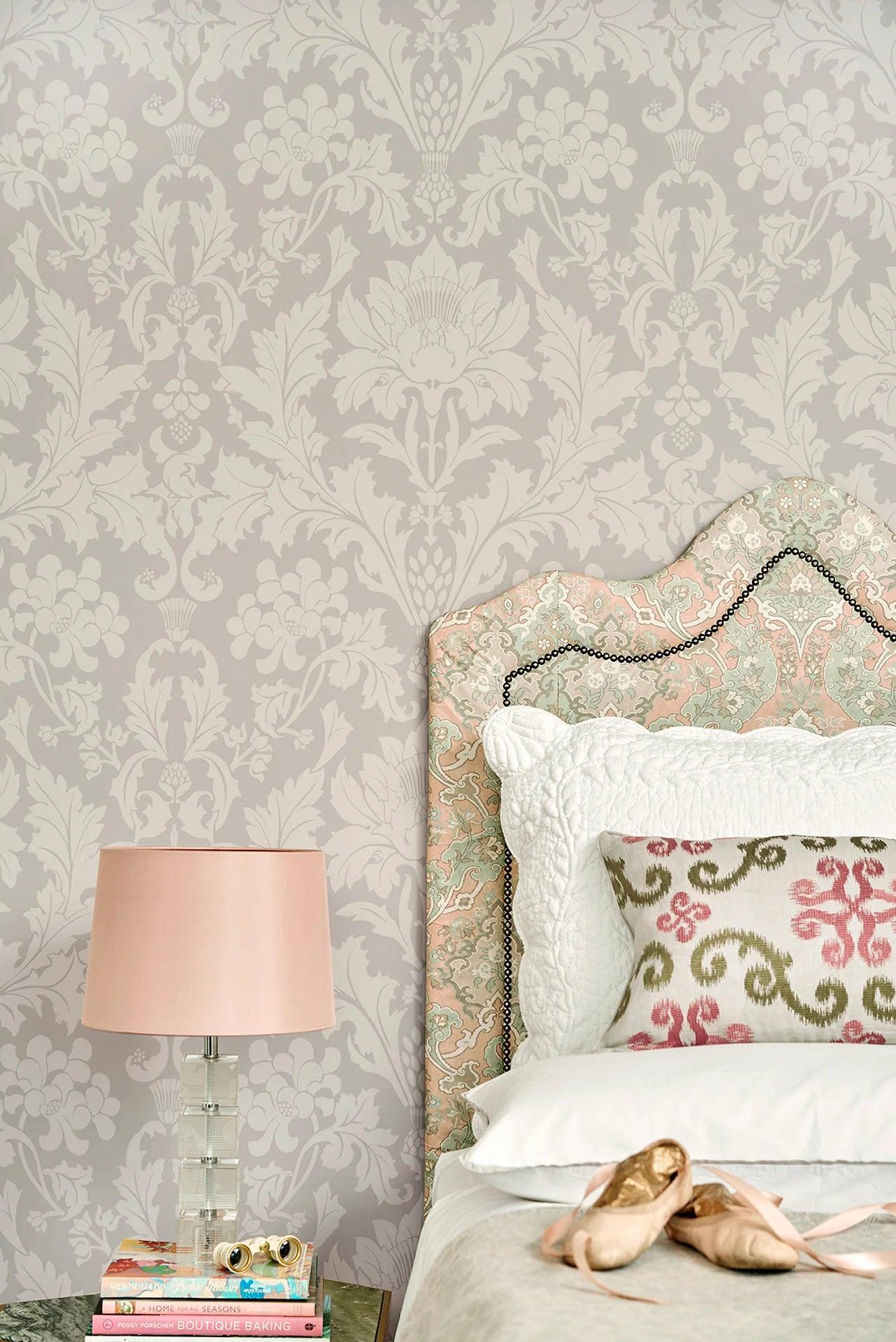 Tapeta MARIINSKY DAMASK - Fonteyn ciepła szarość Cole & Son Eye on Design