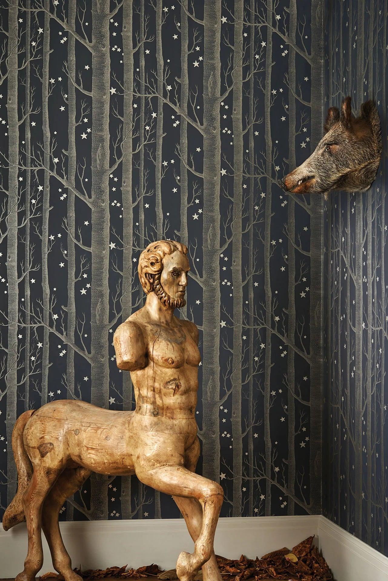 Tapete mit pflanzlichem Motiv von Bäumen und Wäldern WHIMSICAL - Woods & Stars dunkelblau