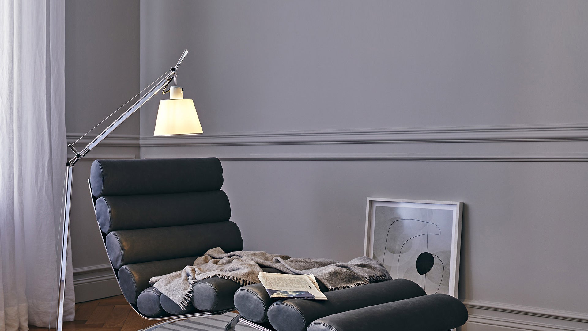 Stehlampe zum Lesen TOLOMEO BASCULANTE mit pergaminfarbener Schirm und silbernem Fuß