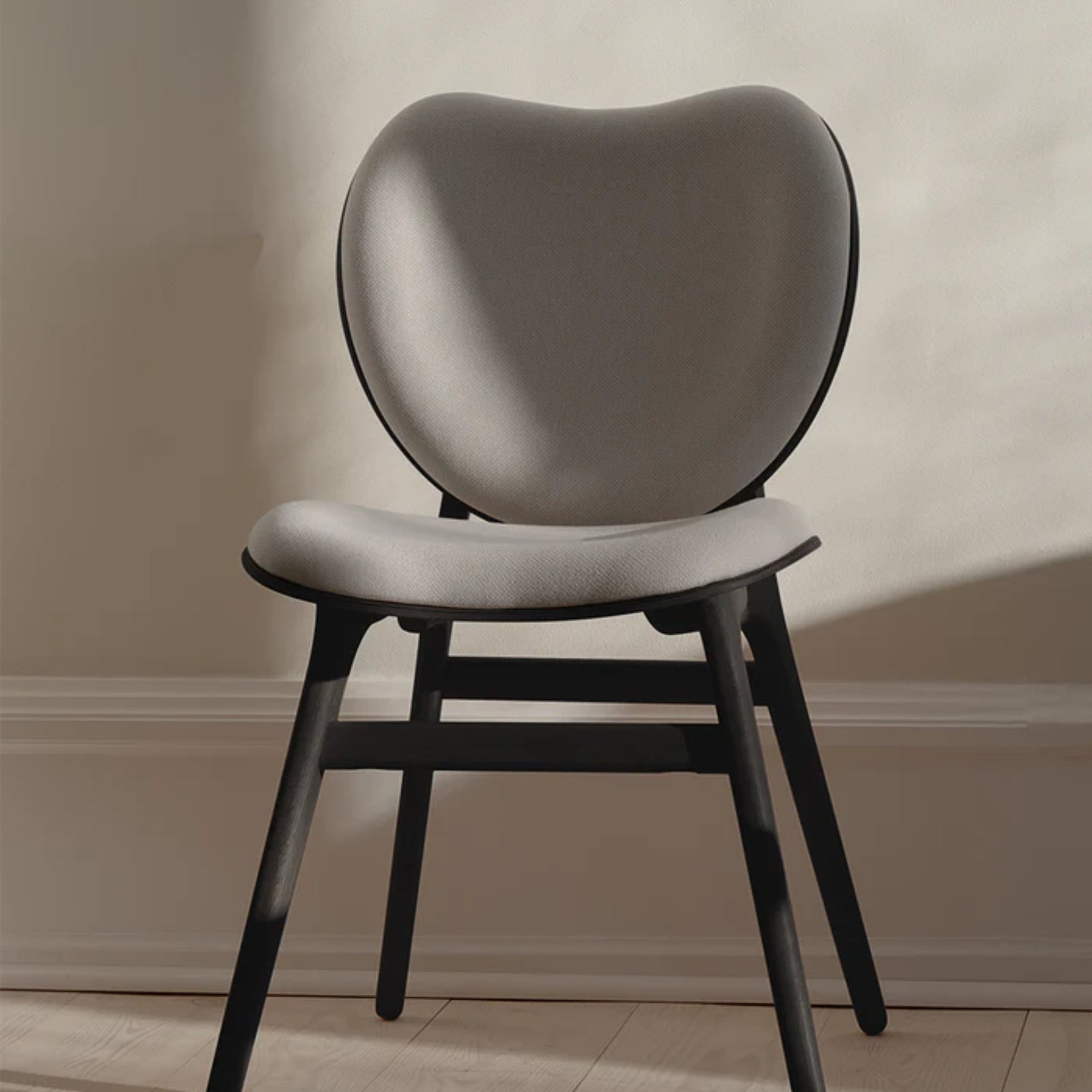 CONVERSATION chair white with black oak base