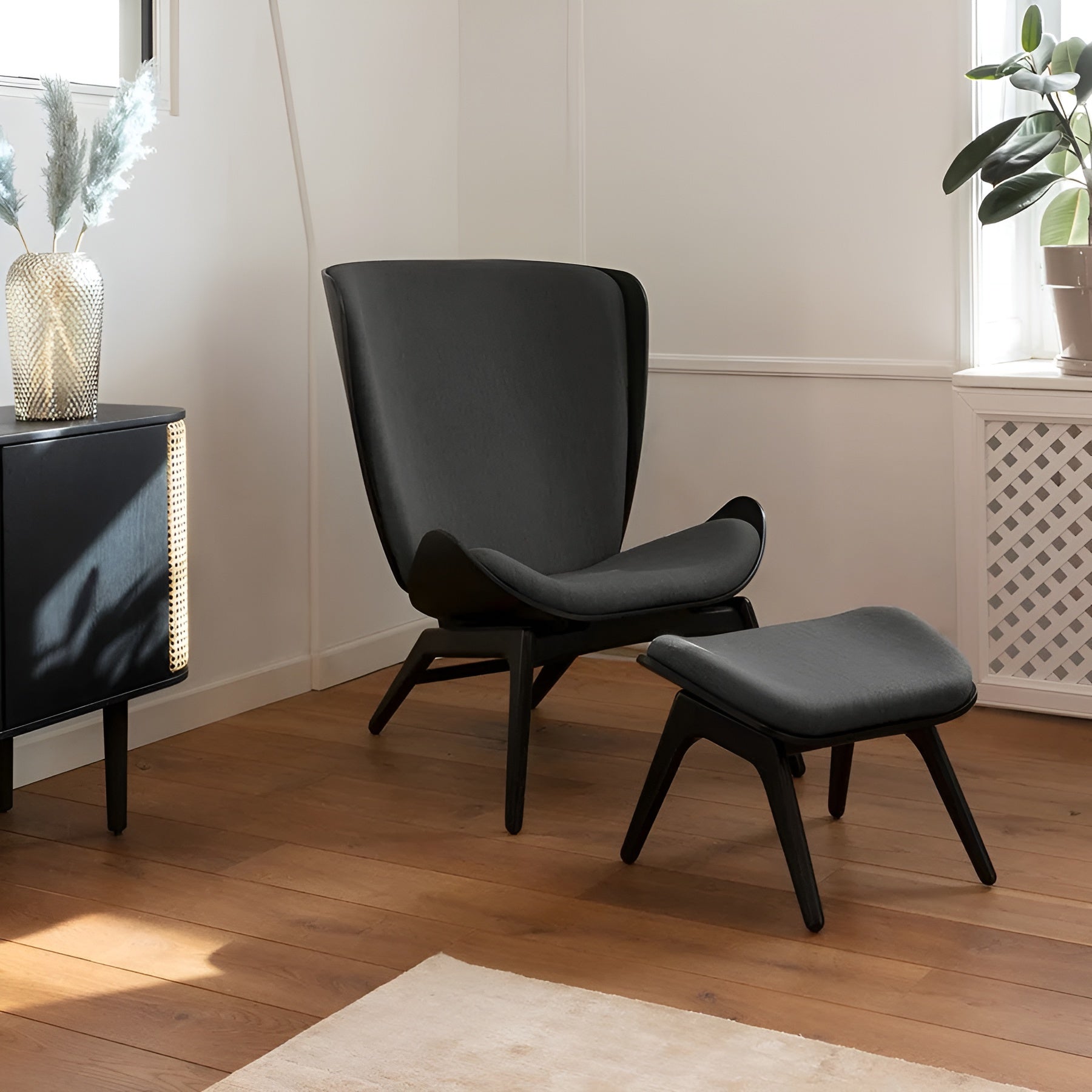 Fußstütze READER schwarze Leder mit dunklem Eichenfuß