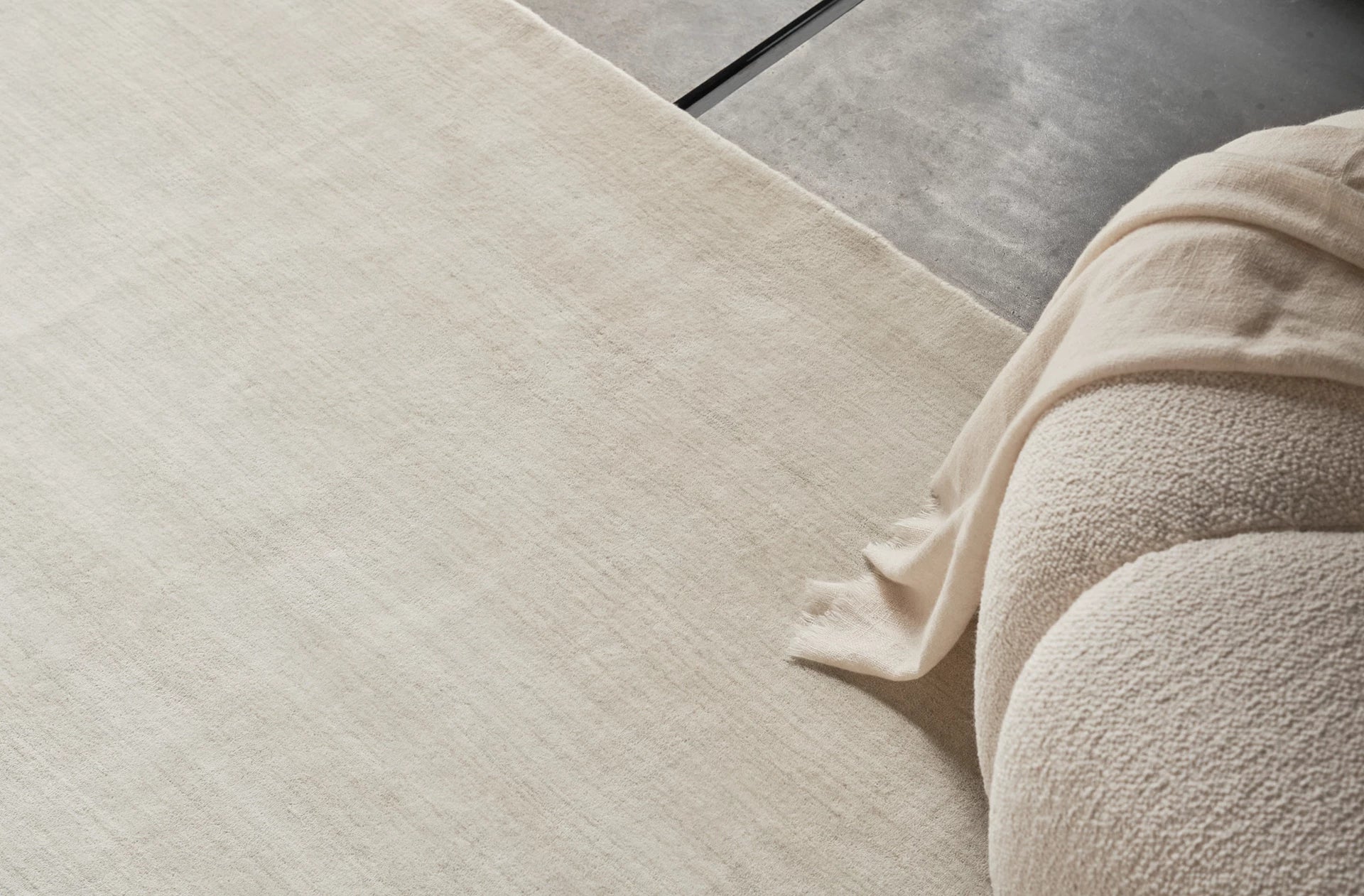 Carpet 145 light gray wool and bamboo blend