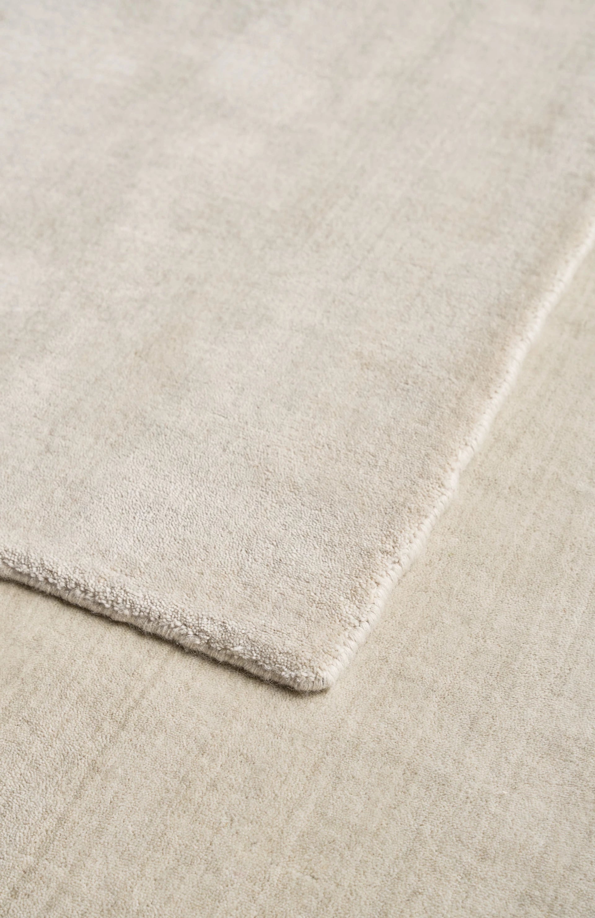 Carpet 145 light gray wool and bamboo blend