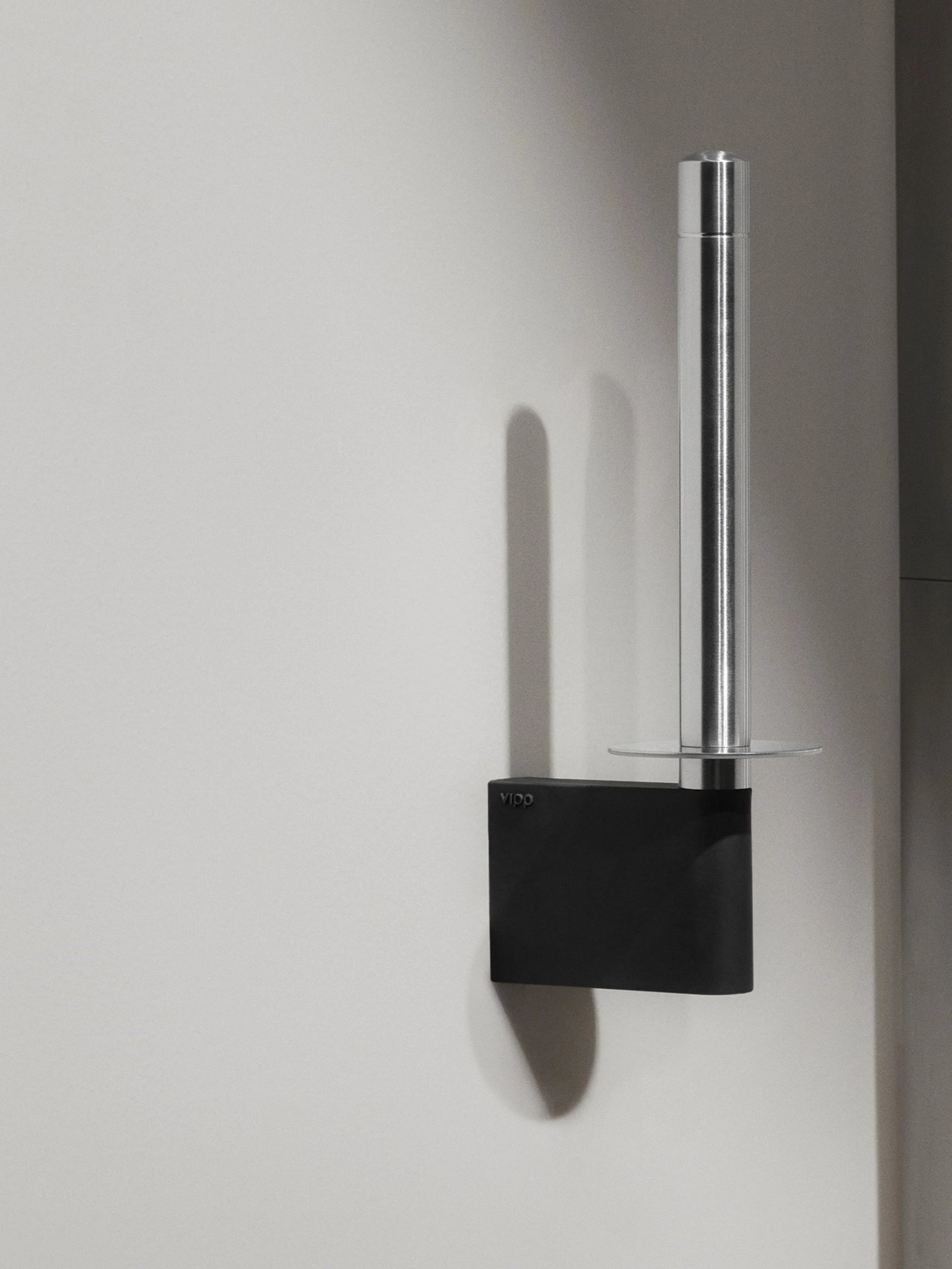 Vertikaler VIPP Toilettenpapierhalter aus Stahl mit Schwarz
