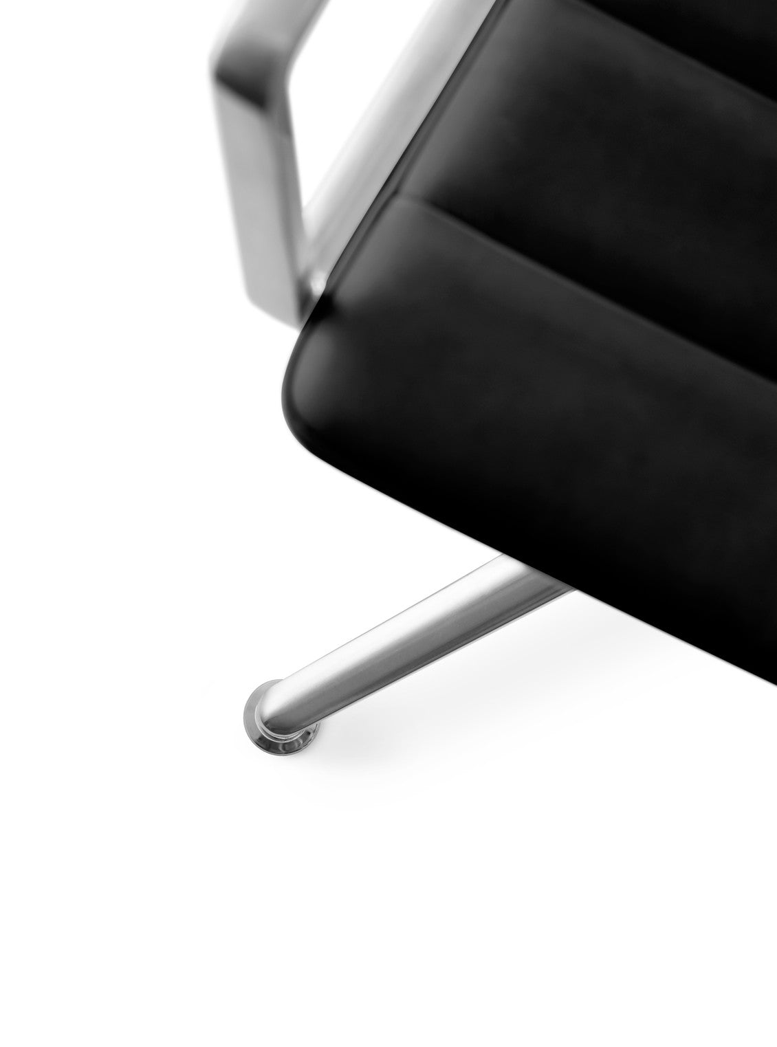 Bürostuhl 452 schwarze Leder mit Metallbasis