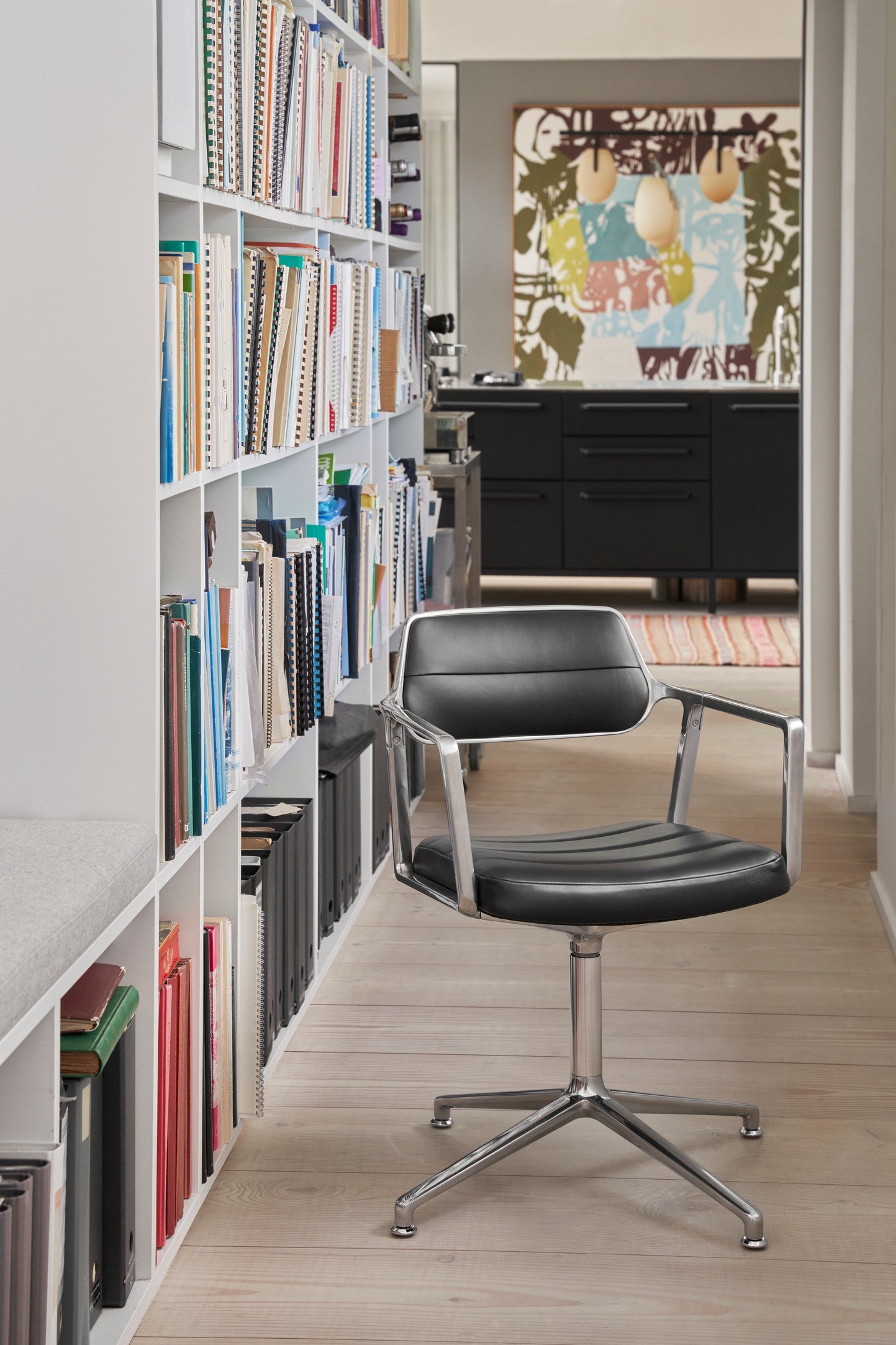 Bürostuhl 453 schwarze Leder mit schwarzem Metallgestell