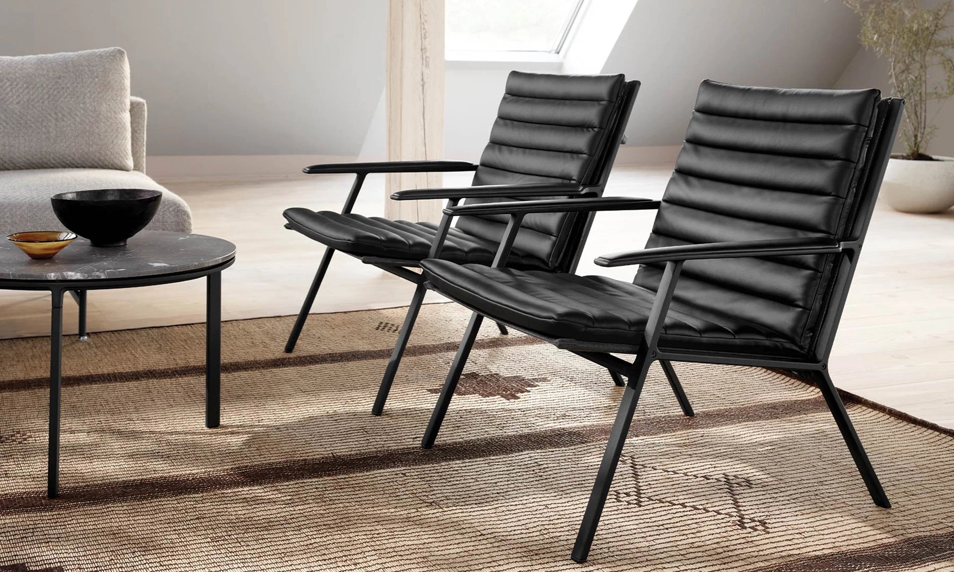 Sessel 456 schwarze Leder mit dunklem Metallgestell