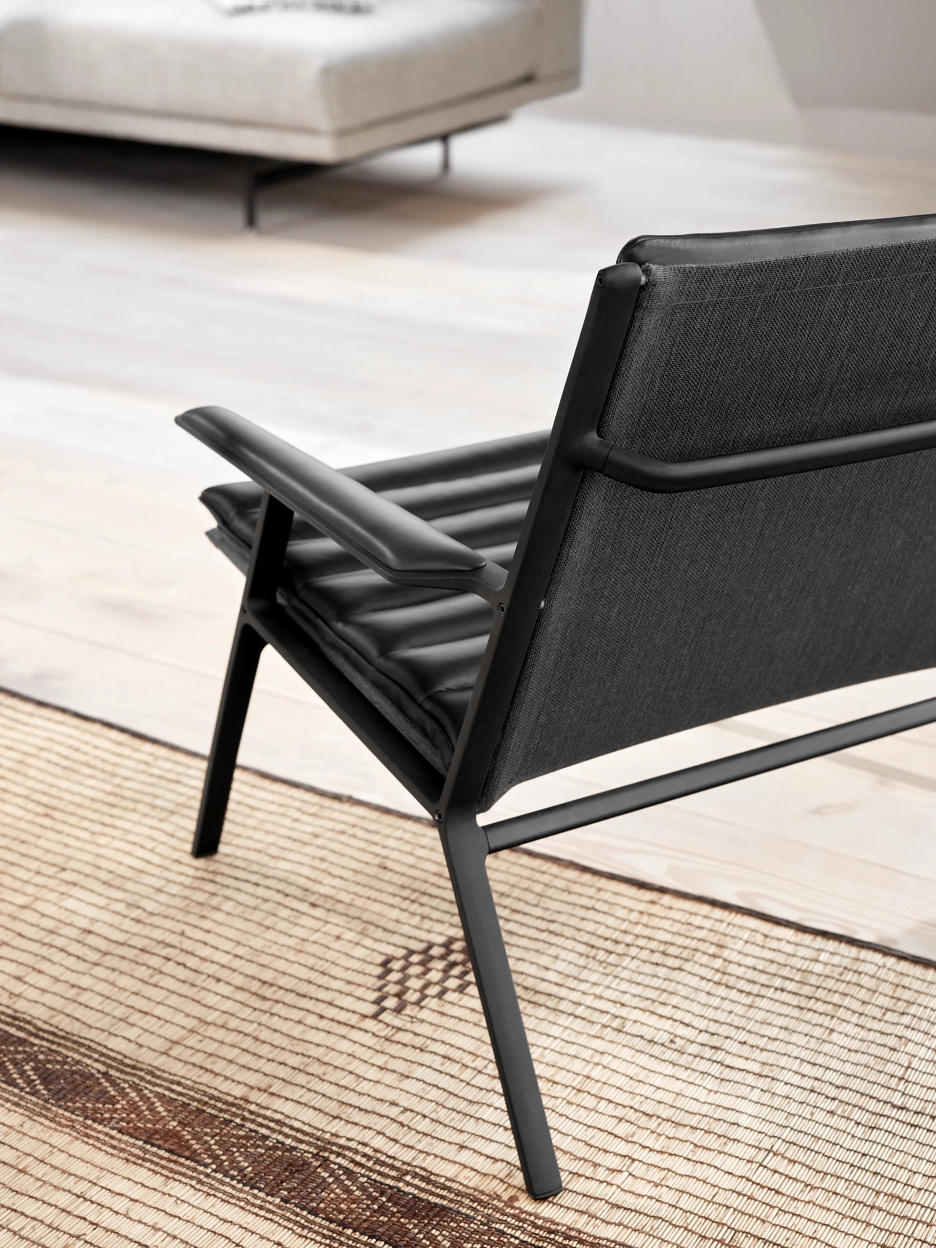 Sessel 456 schwarze Leder mit dunklem Metallgestell