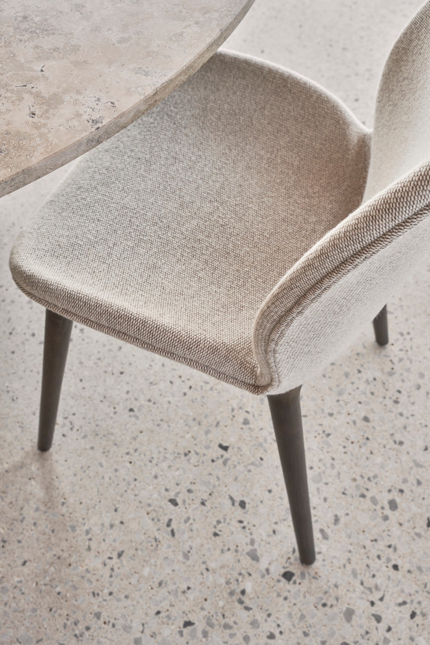 Stuhl LODGE beige mit dunklem Eichenfuß