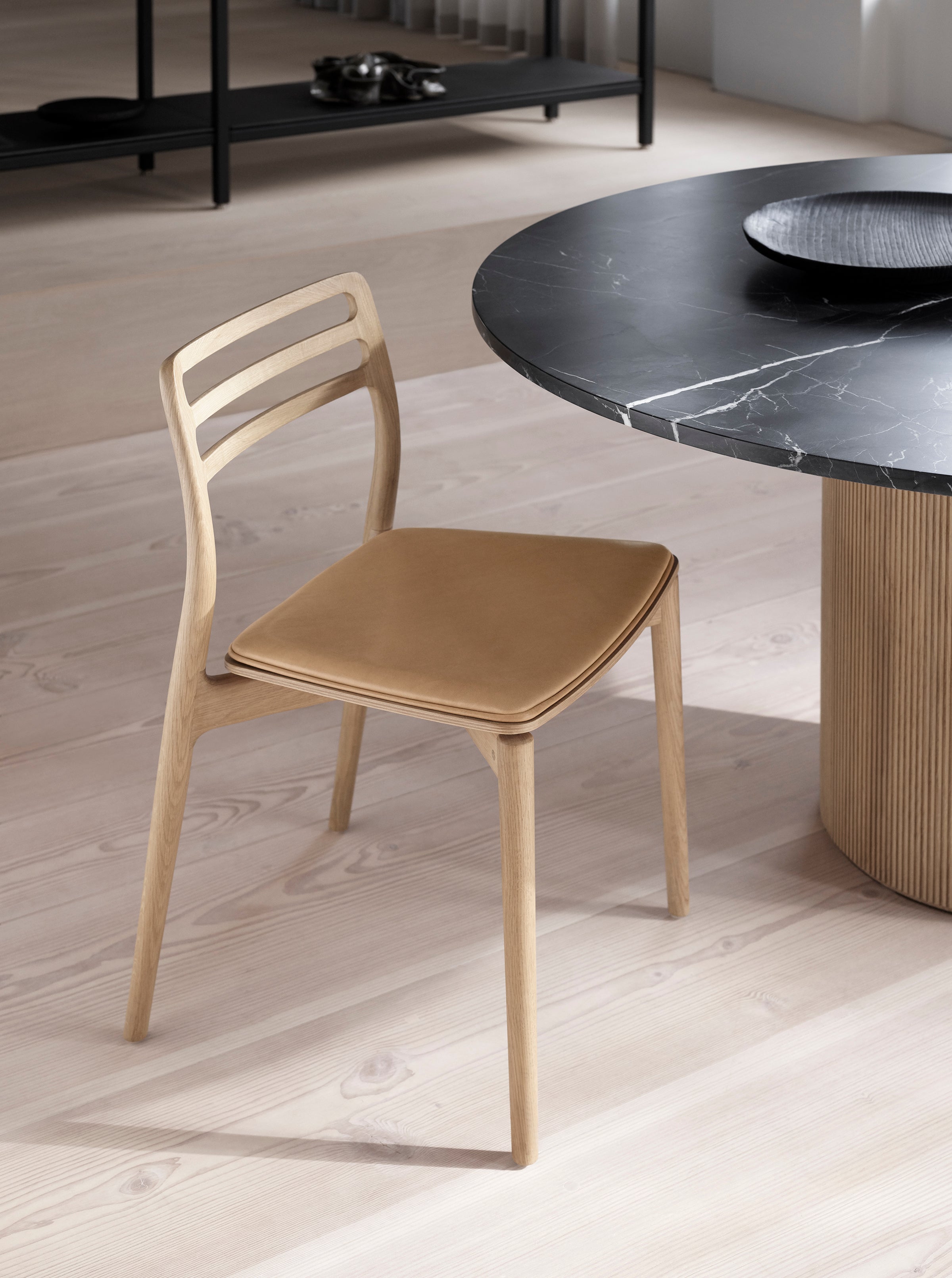 Stuhl CABIN karamelbraunes Leder mit heller Eichenbasis