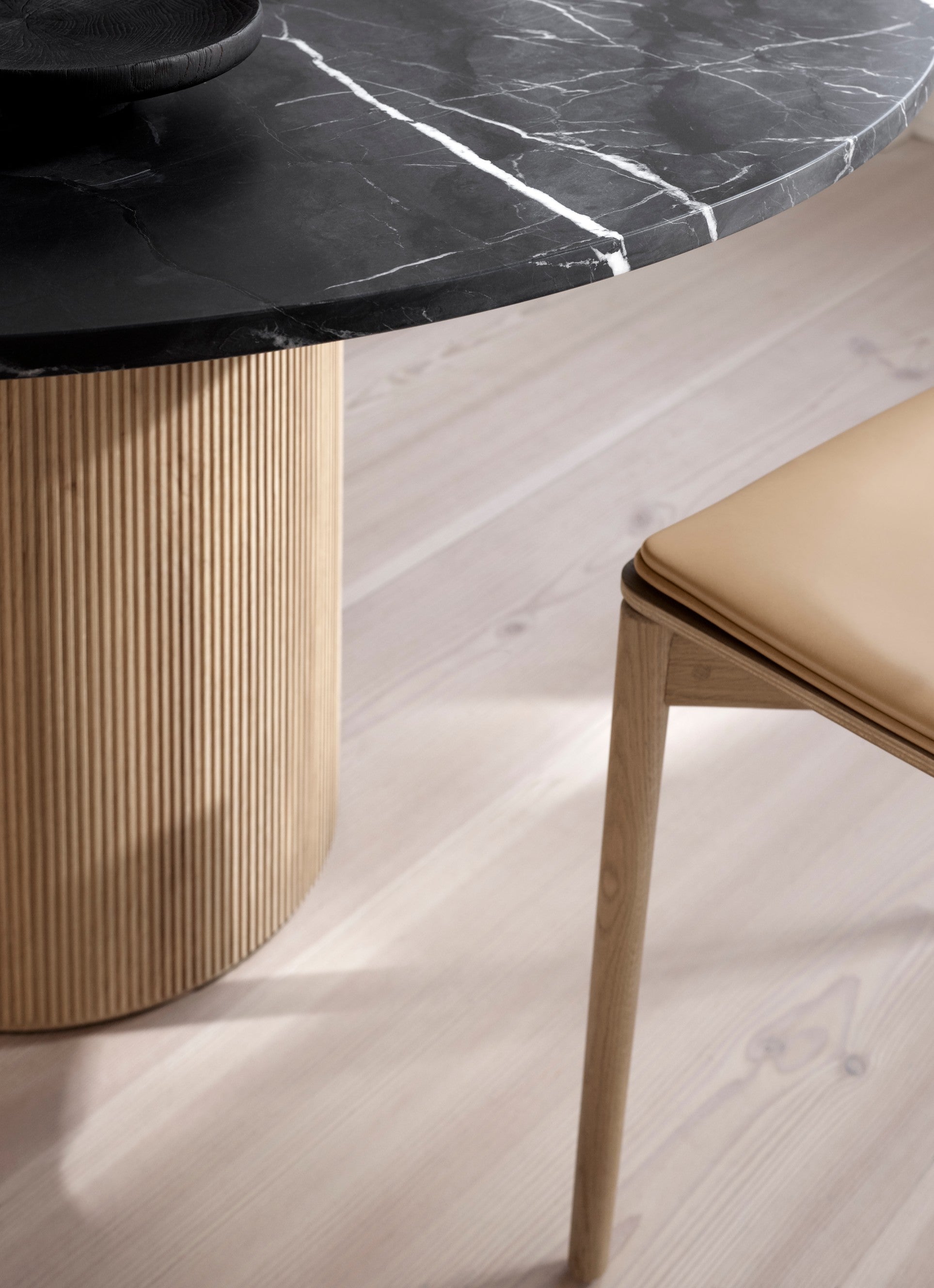 Stuhl CABIN karamelbraunes Leder mit heller Eichenbasis