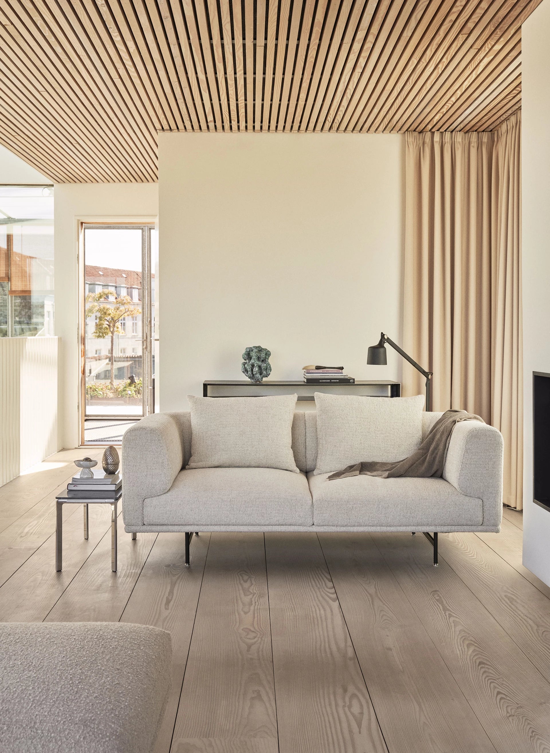 Sofa 2-sitzig CHIMNEY hellgrau Boucle mit schwarzem Gestell