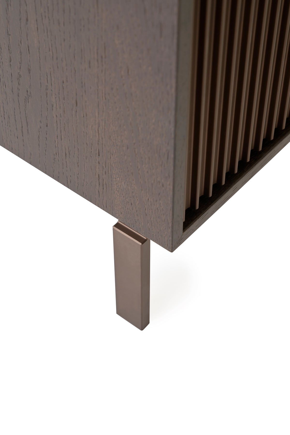 Nachttisch 672 dunkles Eichenfurnier mit Aluminium